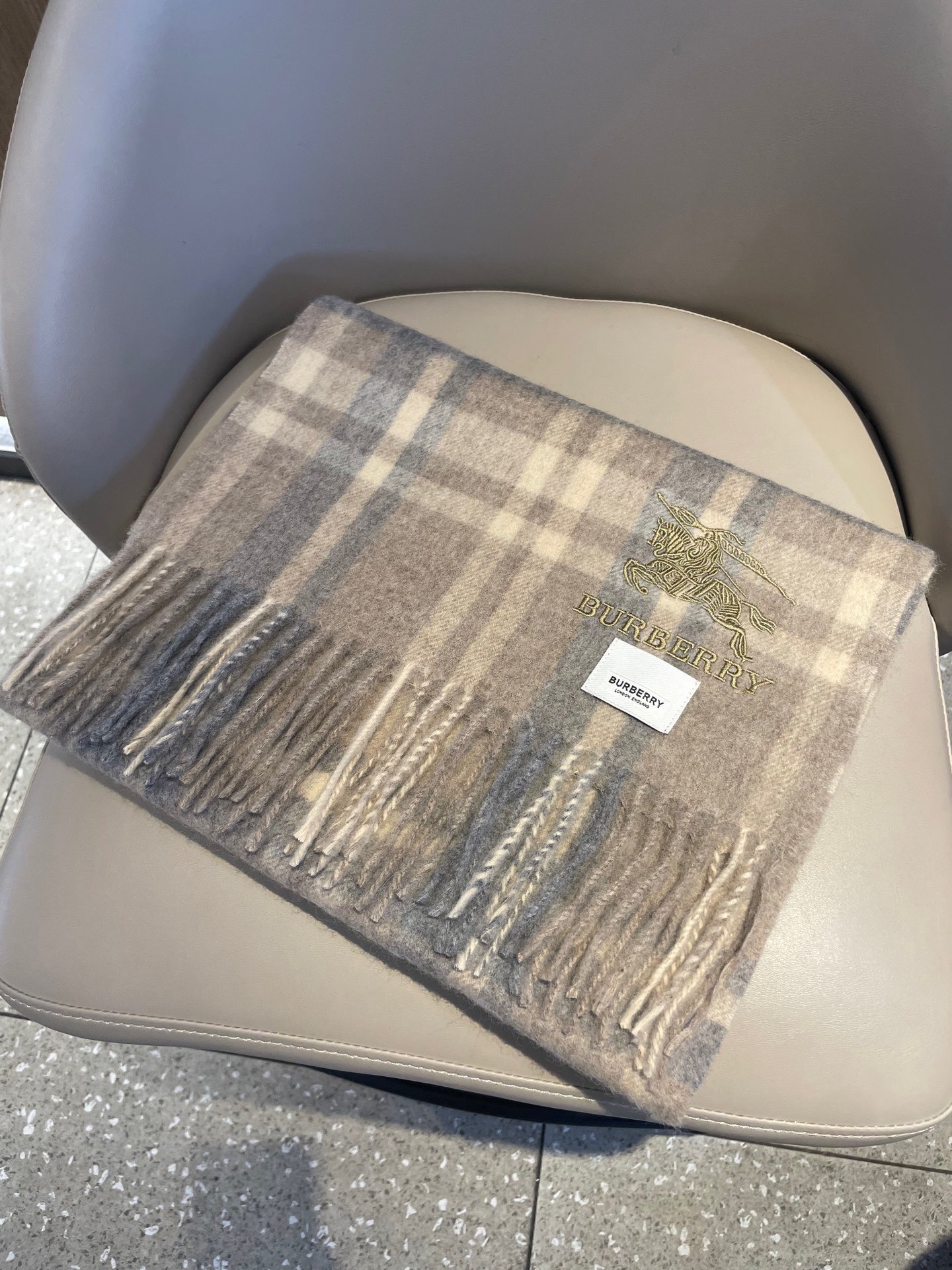 新款巴宝莉男士格子高级货❗️设计风格采用格子纹图案，带有品牌标志性的骑士纹章刺绣和“BURBERRY”标