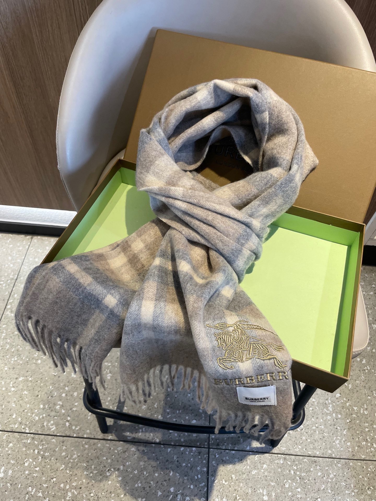 新款巴宝莉男士格子高级货❗️设计风格采用格子纹图案，带有品牌标志性的骑士纹章刺绣和“BURBERRY”标