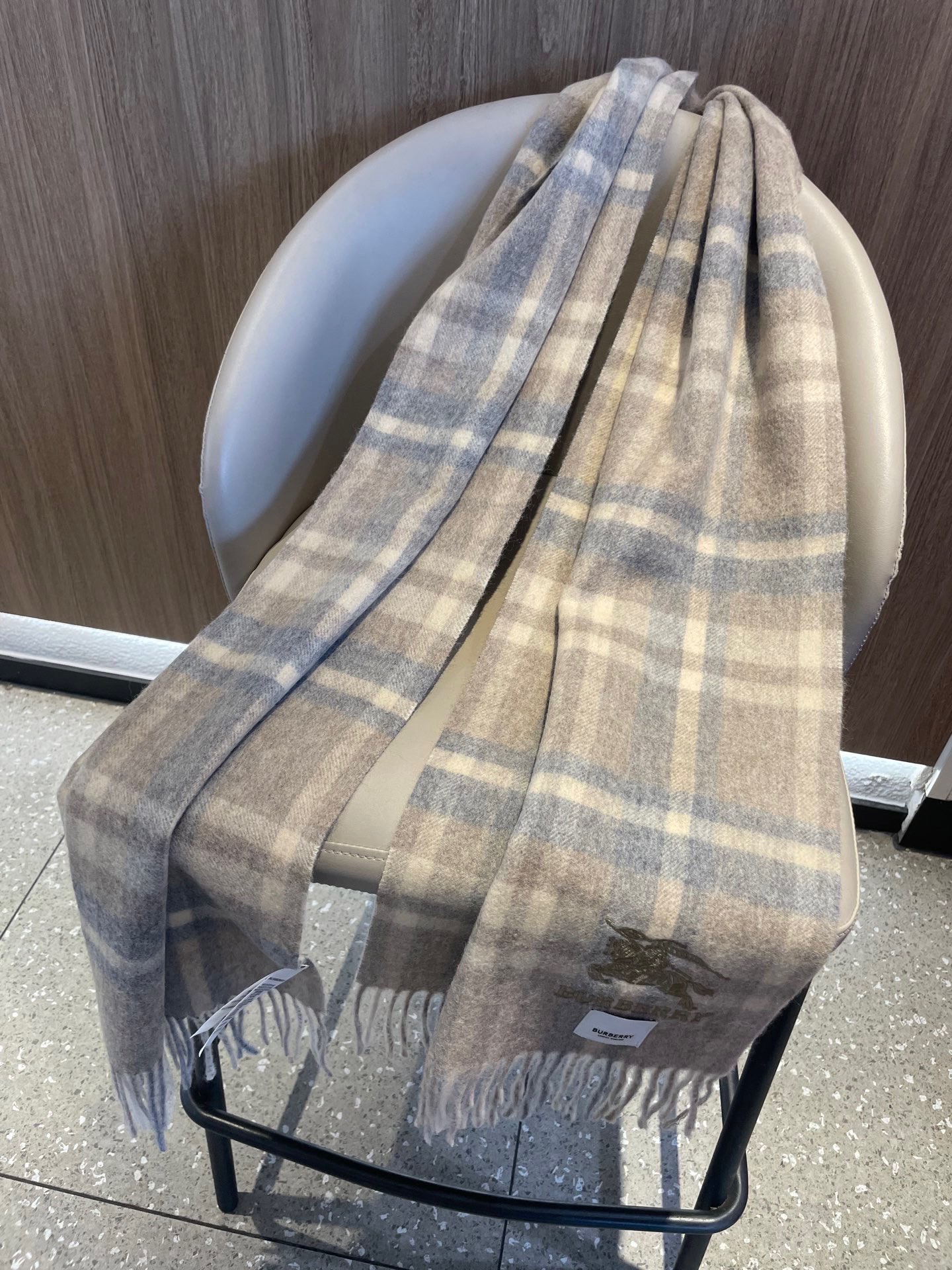 新款巴宝莉男士格子高级货❗️设计风格采用格子纹图案，带有品牌标志性的骑士纹章刺绣和“BURBERRY”标