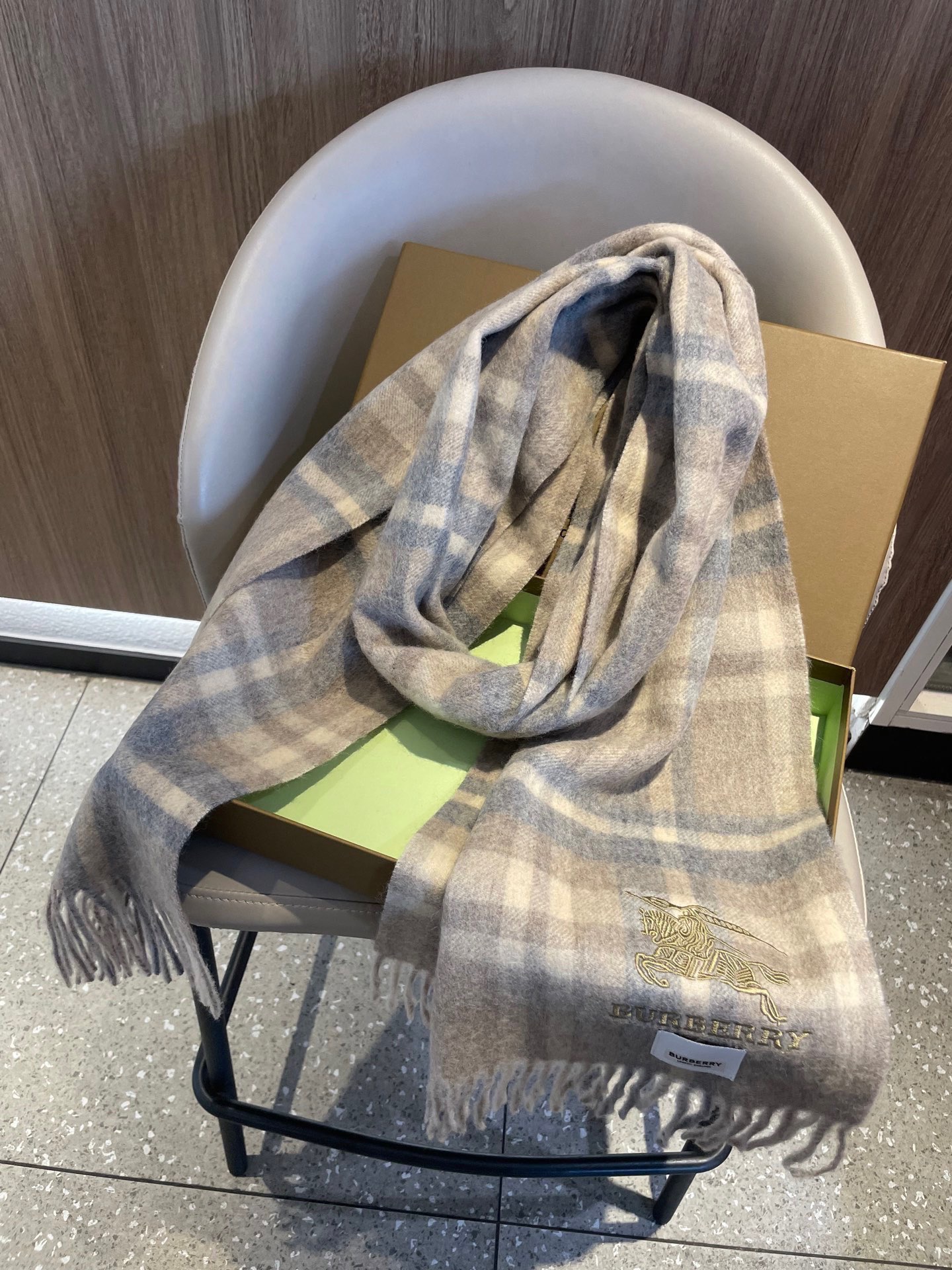 新款巴宝莉男士格子高级货❗️设计风格采用格子纹图案，带有品牌标志性的骑士纹章刺绣和“BURBERRY”标