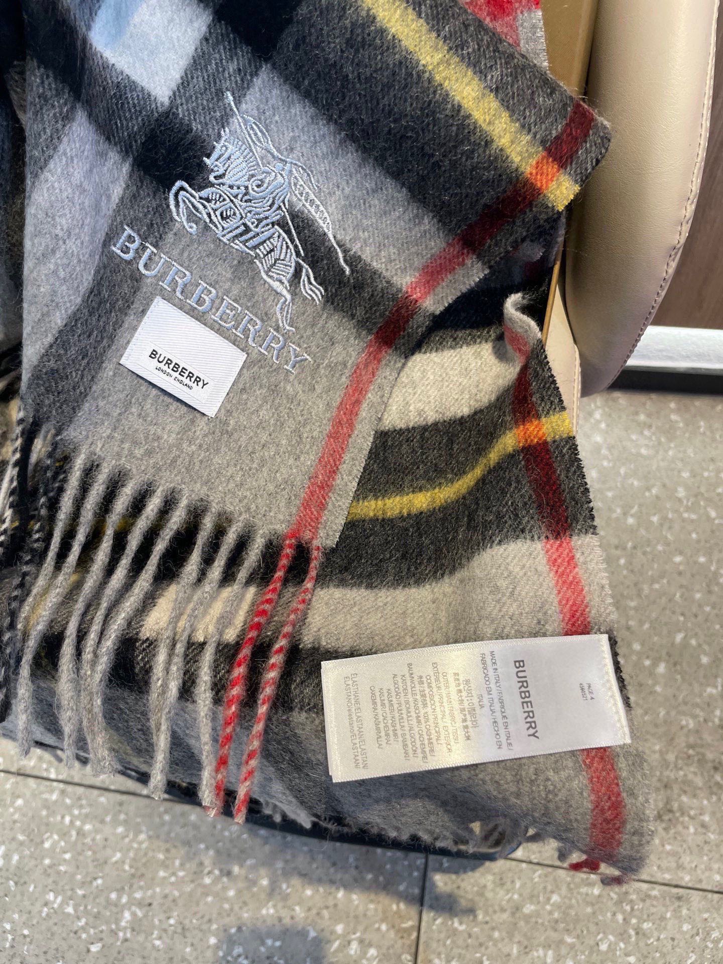 新款巴宝莉男士格子高级货❗️设计风格采用格子纹图案，带有品牌标志性的骑士纹章刺绣和“BURBERRY”标