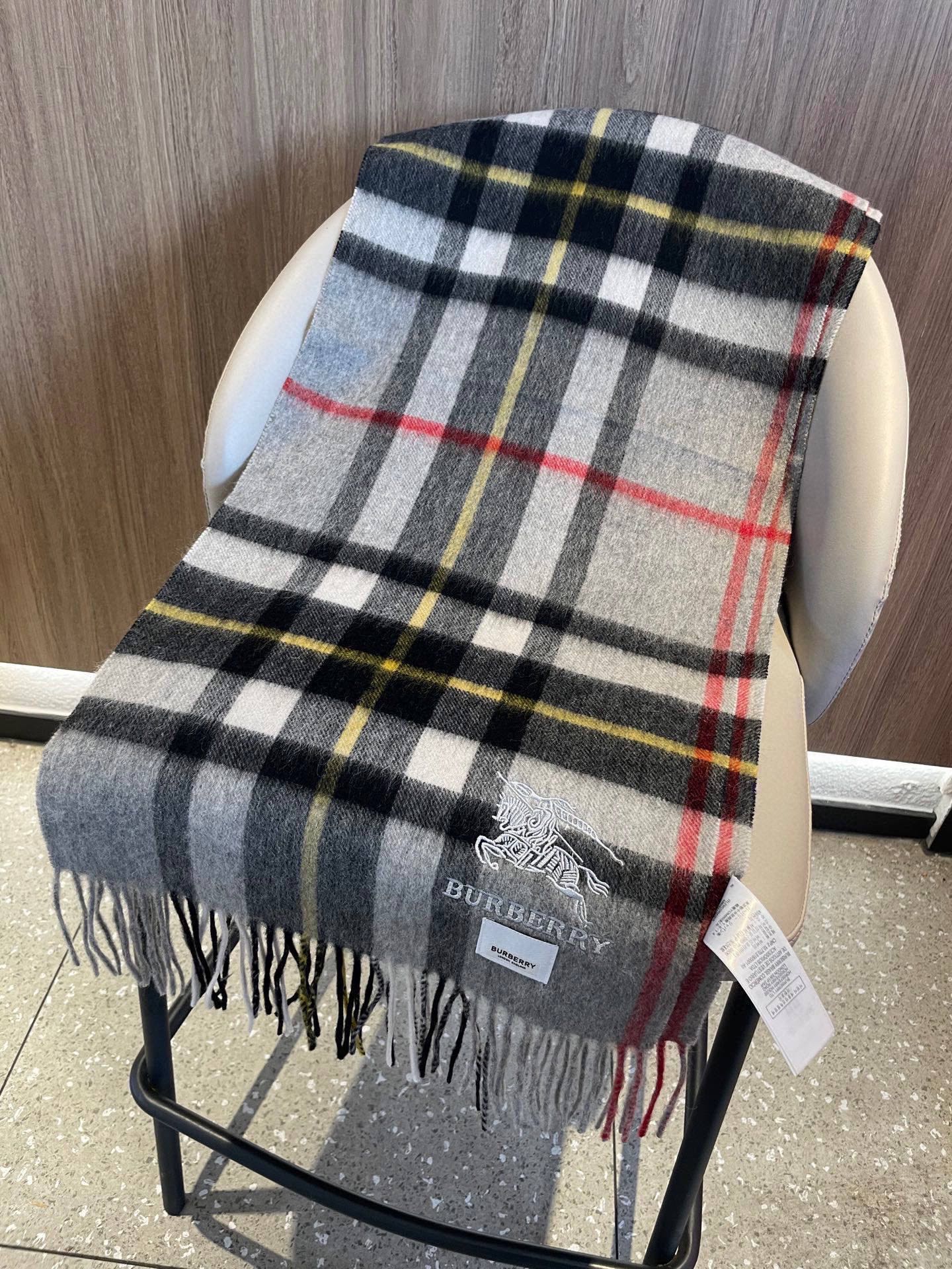 新款巴宝莉男士格子高级货❗️设计风格采用格子纹图案，带有品牌标志性的骑士纹章刺绣和“BURBERRY”标