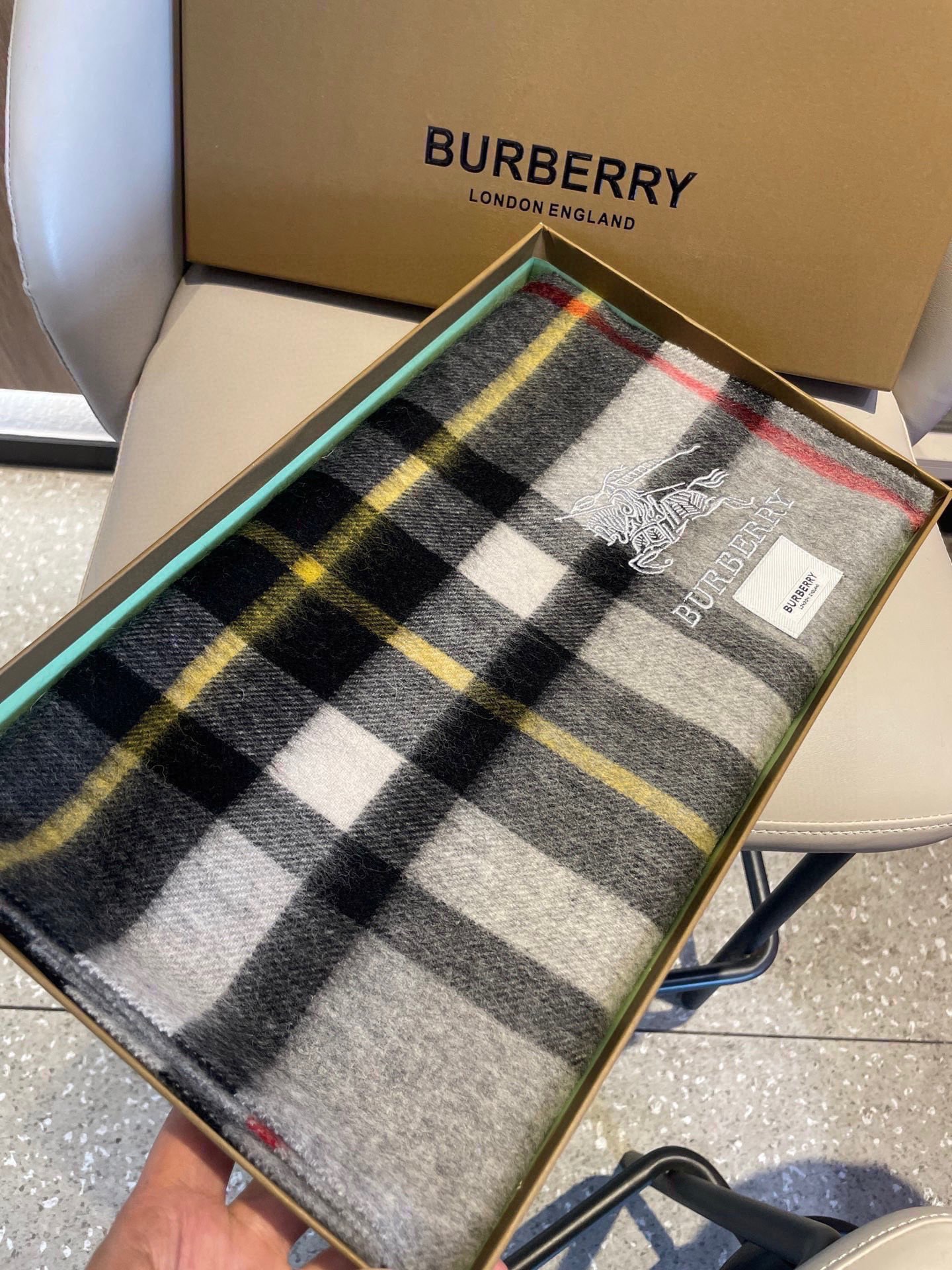 新款巴宝莉男士格子高级货❗️设计风格采用格子纹图案，带有品牌标志性的骑士纹章刺绣和“BURBERRY”标