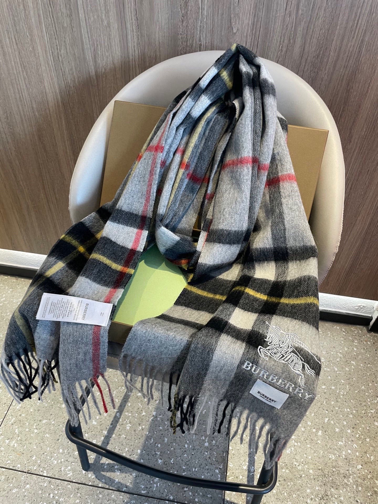 新款巴宝莉男士格子高级货❗️设计风格采用格子纹图案，带有品牌标志性的骑士纹章刺绣和“BURBERRY”标