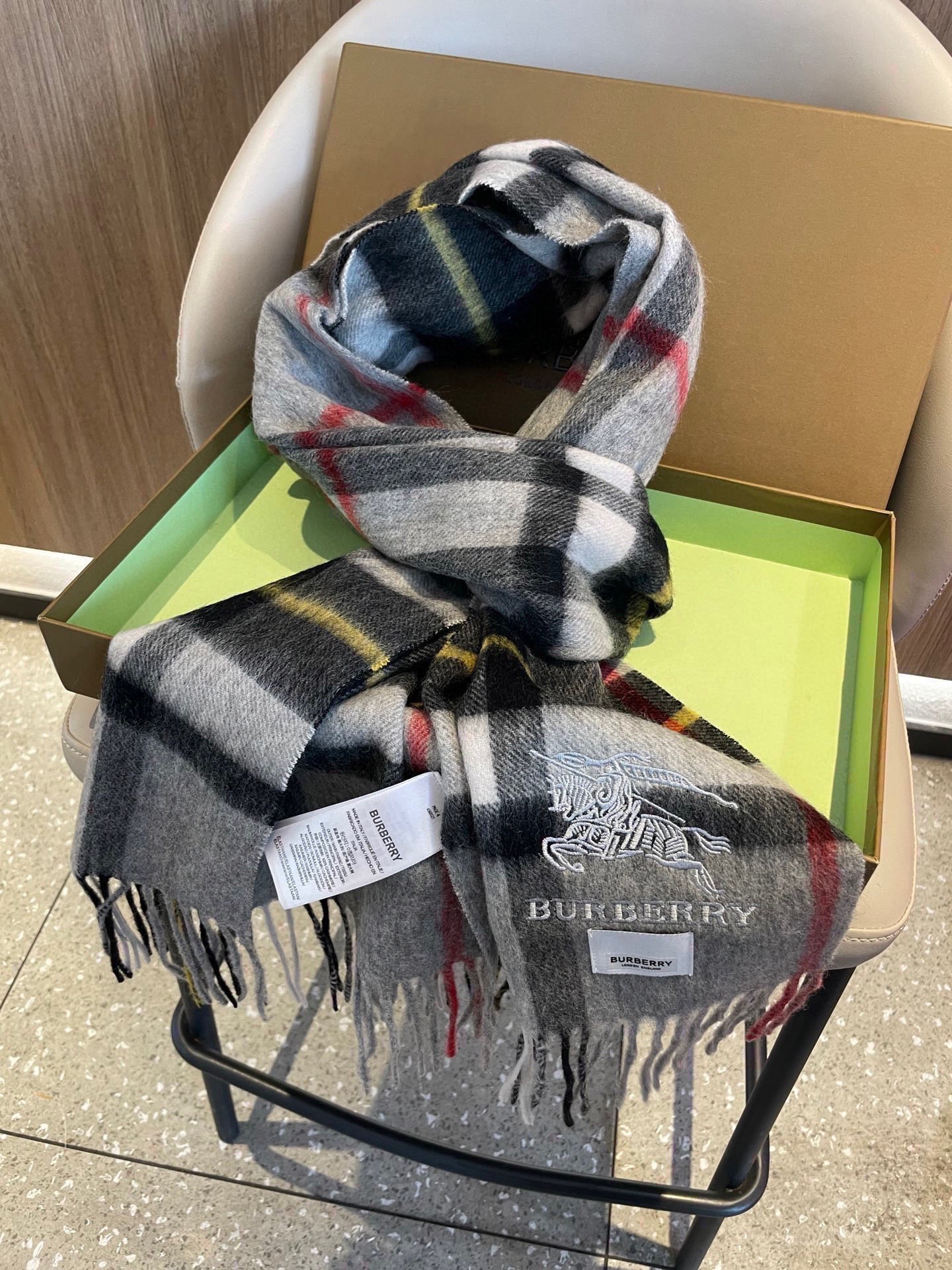 新款巴宝莉男士格子高级货❗️设计风格采用格子纹图案，带有品牌标志性的骑士纹章刺绣和“BURBERRY”标