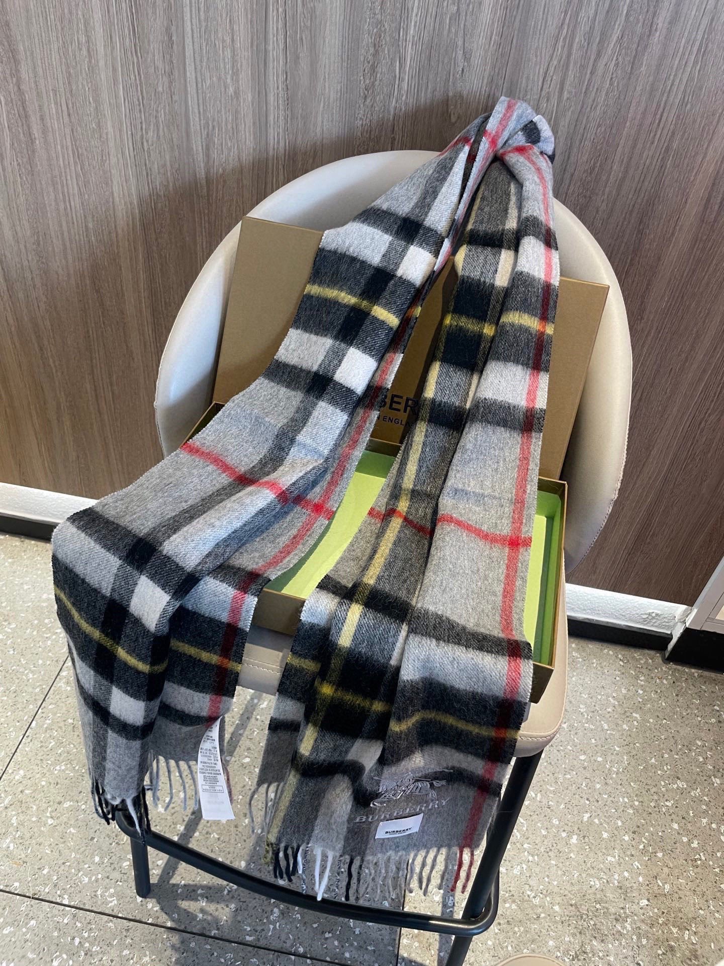 新款巴宝莉男士格子高级货❗️设计风格采用格子纹图案，带有品牌标志性的骑士纹章刺绣和“BURBERRY”标