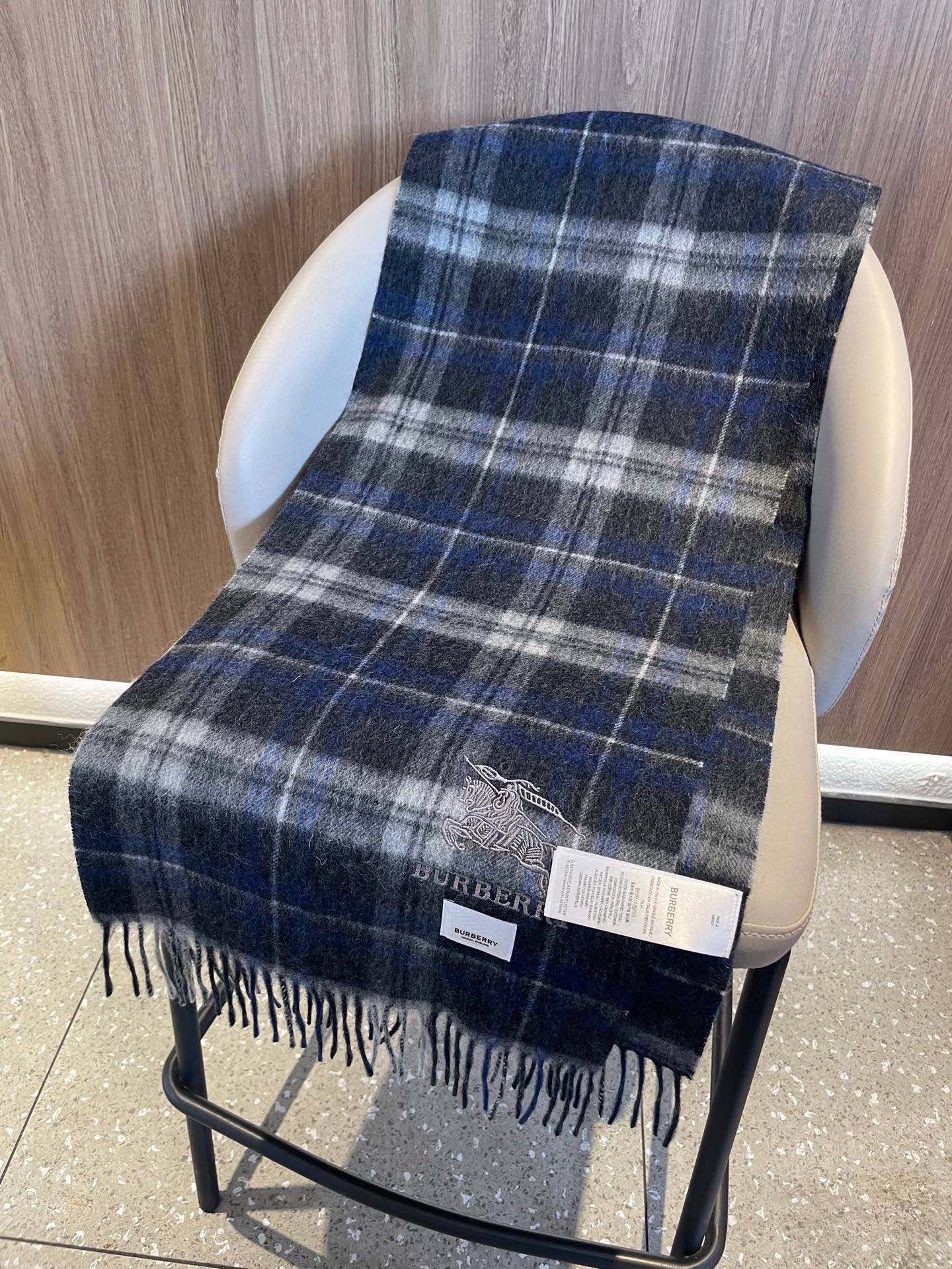 新款巴宝莉男士格子高级货❗️设计风格采用格子纹图案，带有品牌标志性的骑士纹章刺绣和“BURBERRY”标