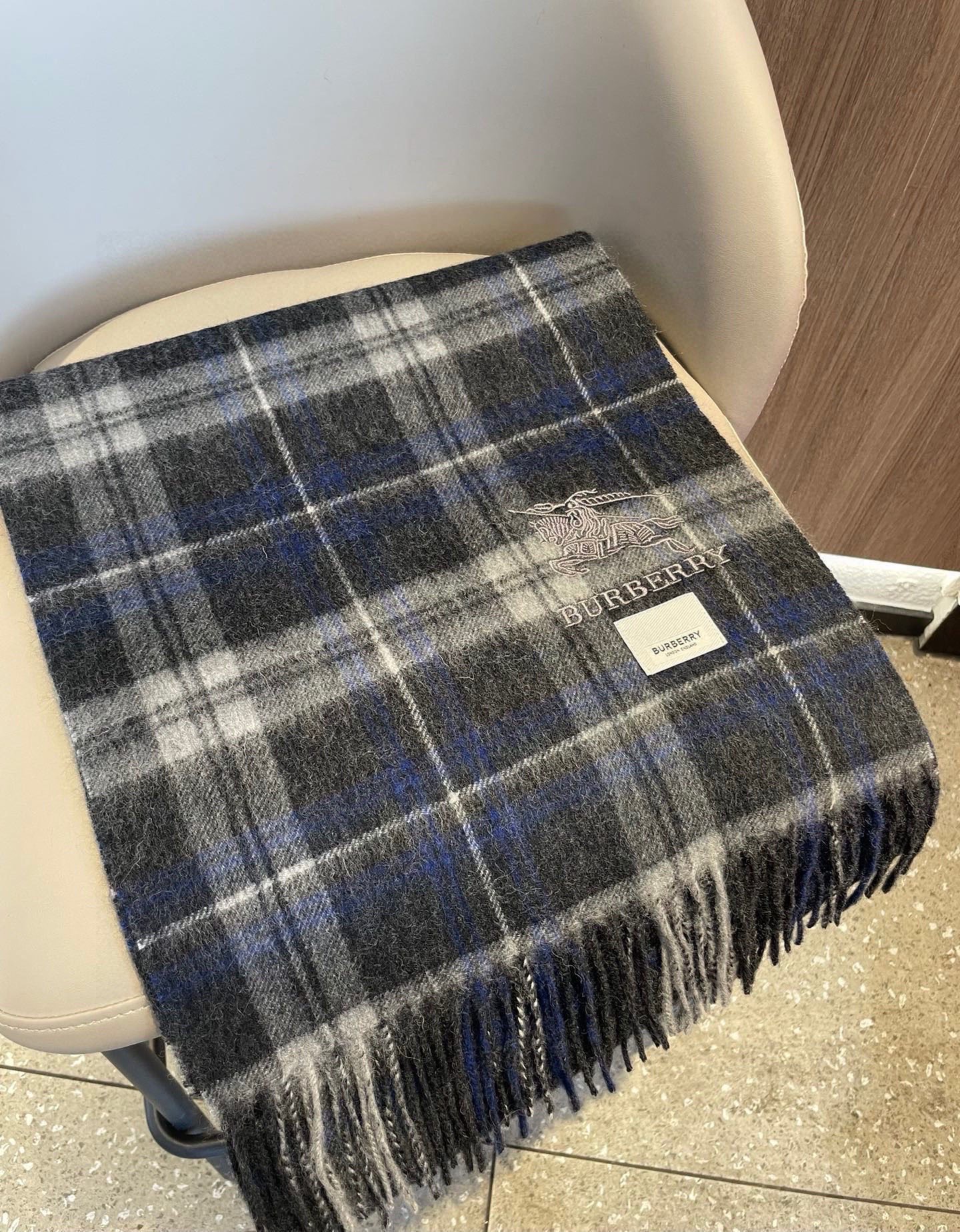 新款巴宝莉男士格子高级货❗️设计风格采用格子纹图案，带有品牌标志性的骑士纹章刺绣和“BURBERRY”标