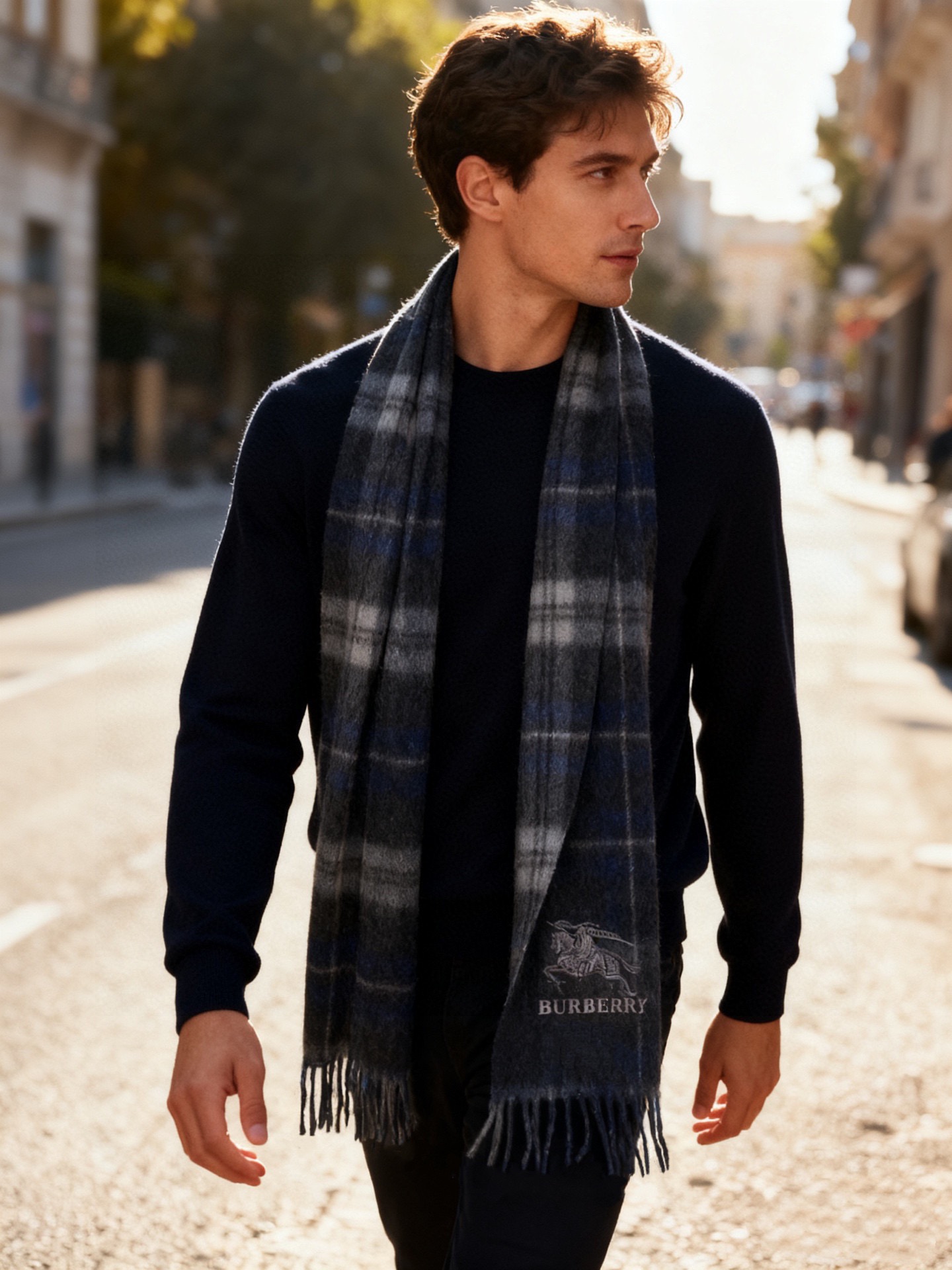 新款巴宝莉男士格子高级货❗️设计风格采用格子纹图案，带有品牌标志性的骑士纹章刺绣和“BURBERRY”标