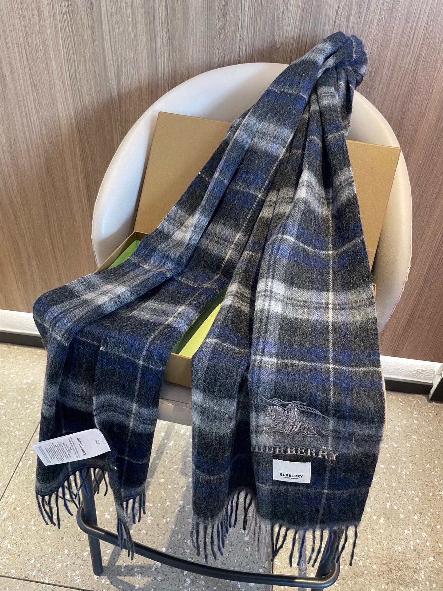 新款巴宝莉男士格子高级货❗️设计风格采用格子纹图案，带有品牌标志性的骑士纹章刺绣和“BURBERRY”标