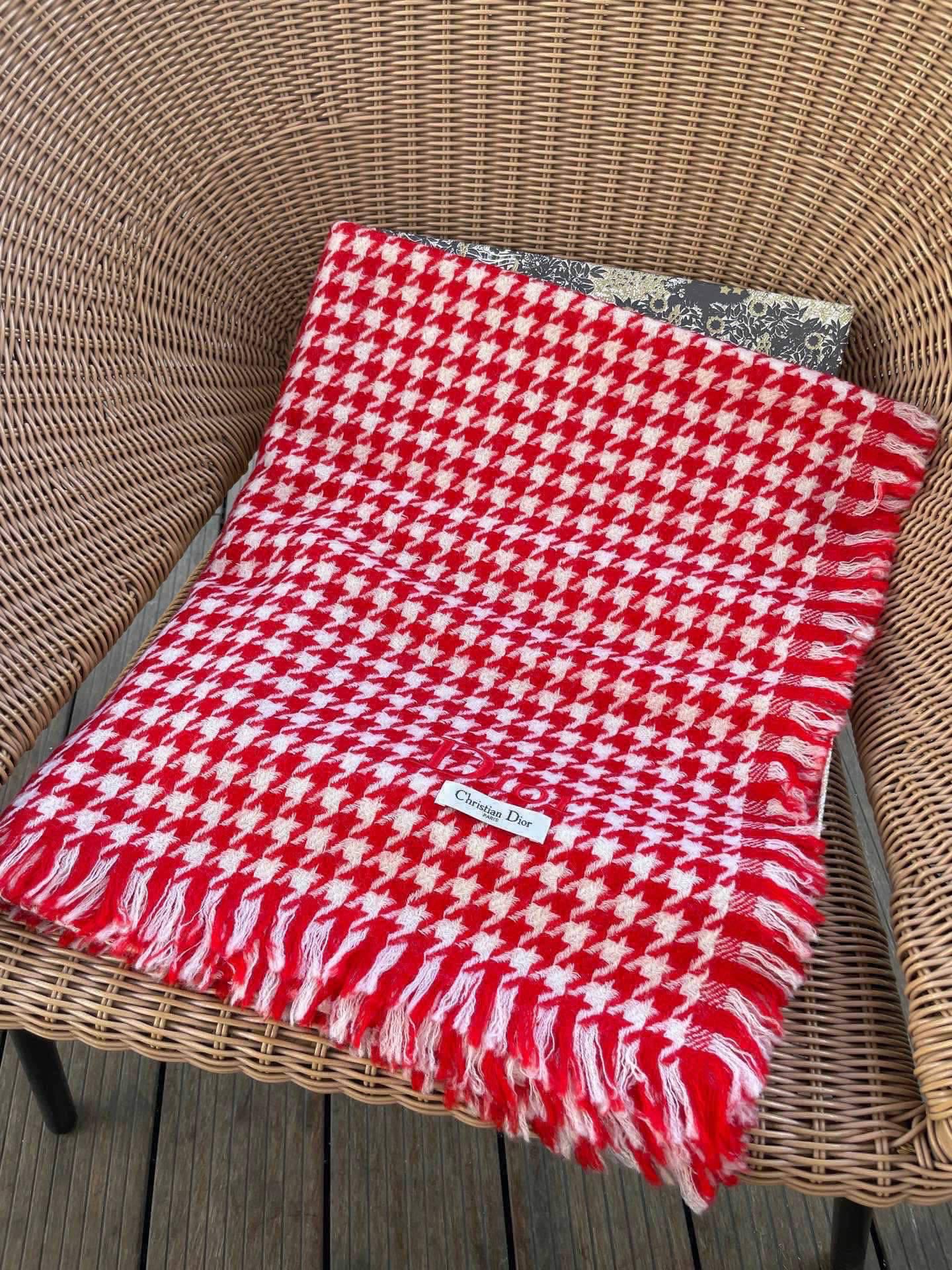 迪奥Dior尾单新款千鸟格拼色羊毛围巾，直接出欧洲的，正儿八经的正品订单…和大货一起出来，不用多流弊的文