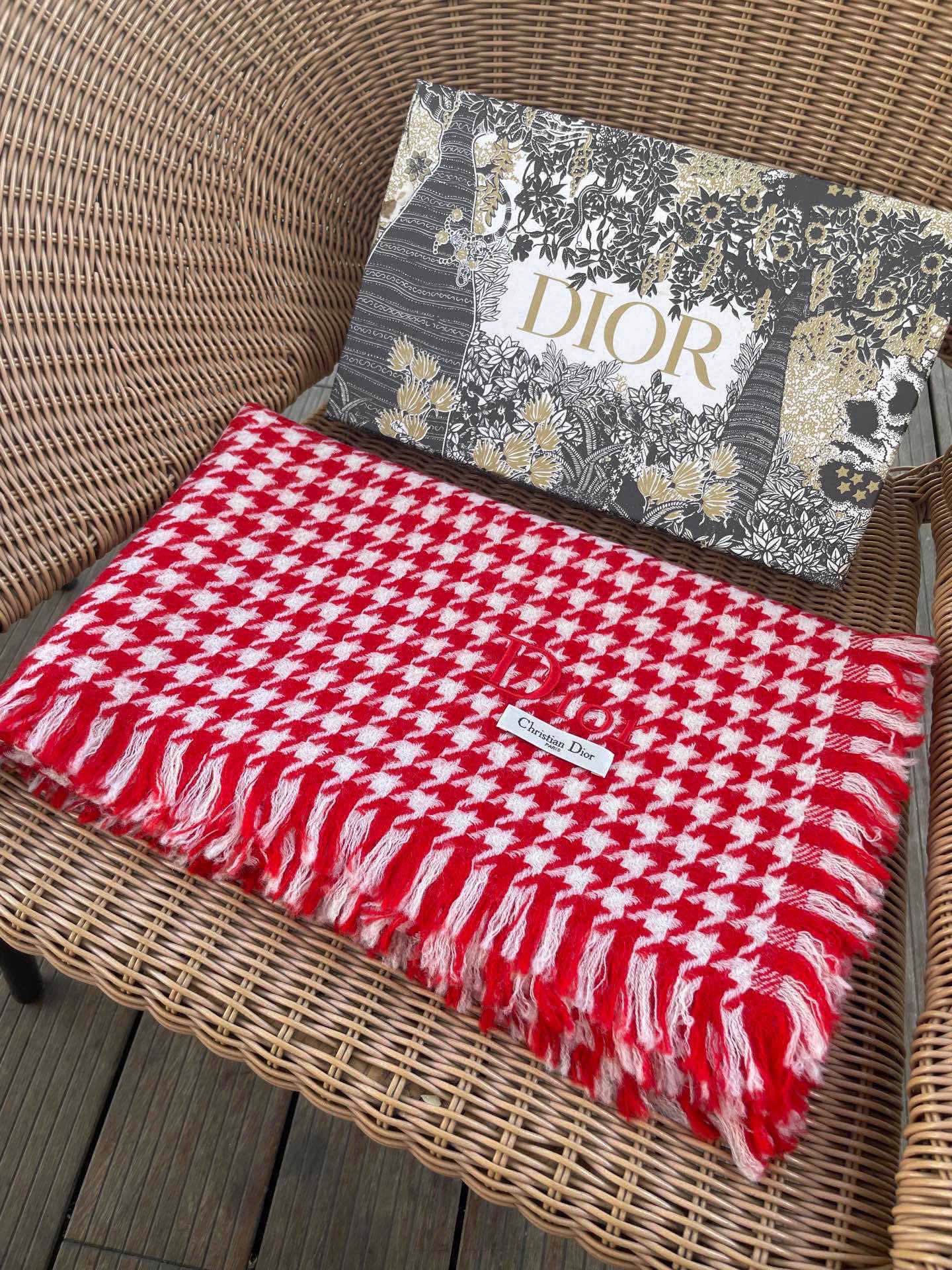 迪奥Dior尾单新款千鸟格拼色羊毛围巾，直接出欧洲的，正儿八经的正品订单…和大货一起出来，不用多流弊的文