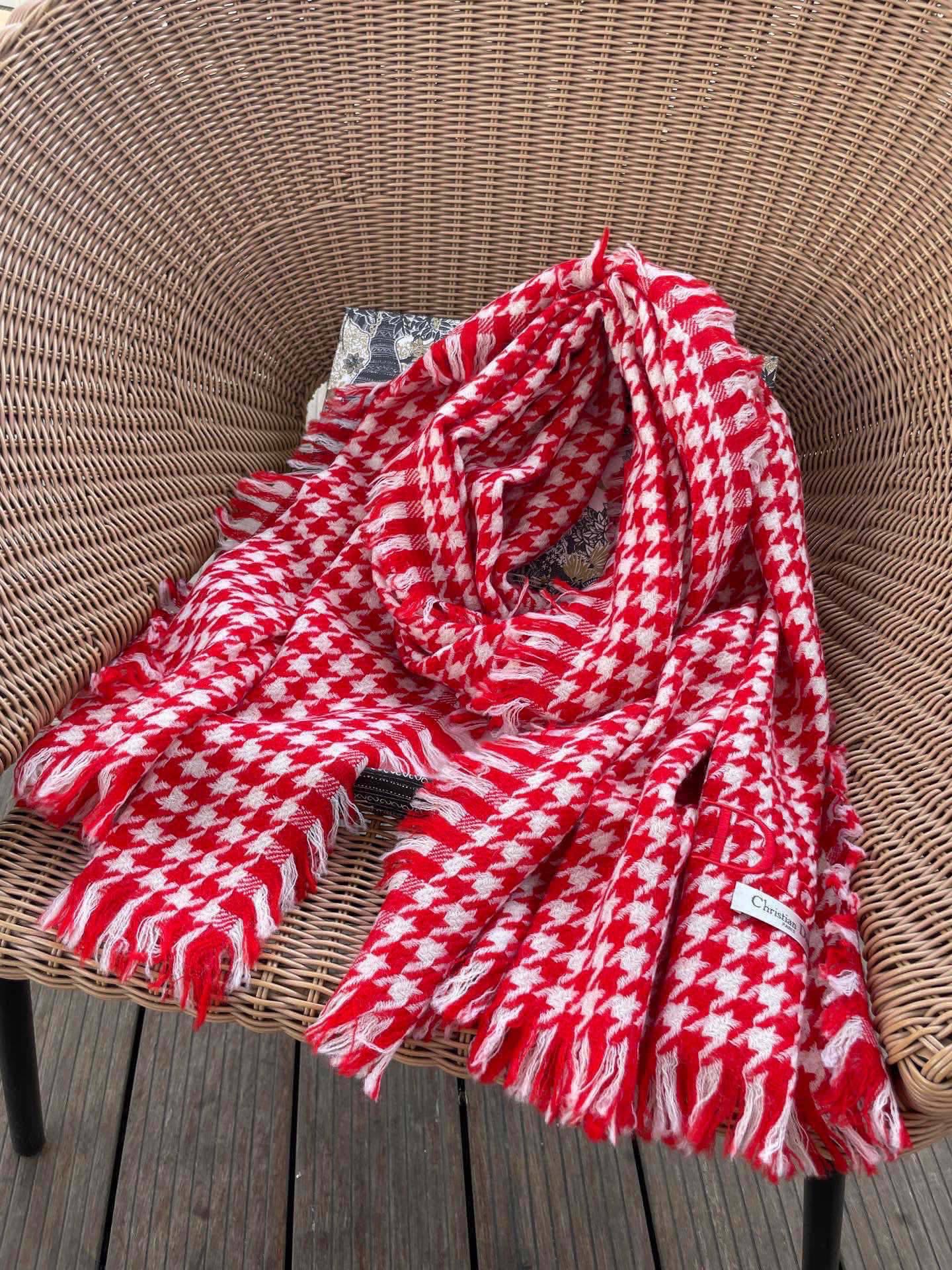 迪奥Dior尾单新款千鸟格拼色羊毛围巾，直接出欧洲的，正儿八经的正品订单…和大货一起出来，不用多流弊的文