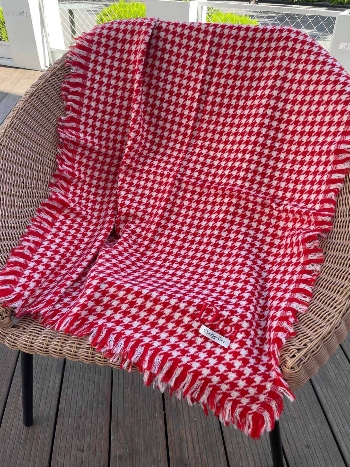 迪奥Dior尾单新款千鸟格拼色羊毛围巾，直接出欧洲的，正儿八经的正品订单…和大货一起出来，不用多流弊的文