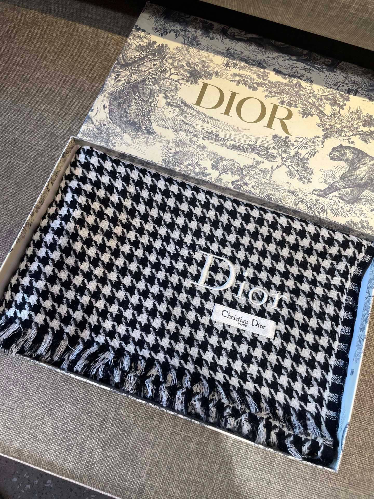 迪奥Dior尾单新款千鸟格拼色羊毛围巾，直接出欧洲的，正儿八经的正品订单…和大货一起出来，不用多流弊的文