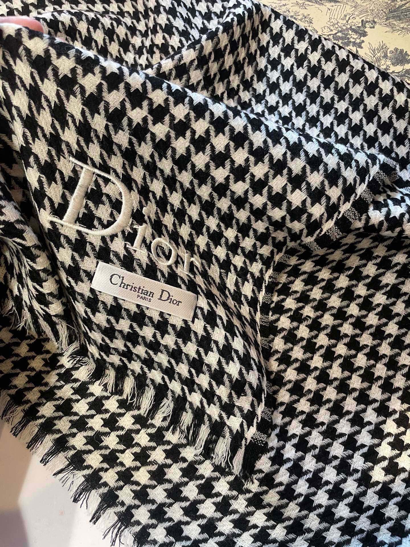 迪奥Dior尾单新款千鸟格拼色羊毛围巾，直接出欧洲的，正儿八经的正品订单…和大货一起出来，不用多流弊的文