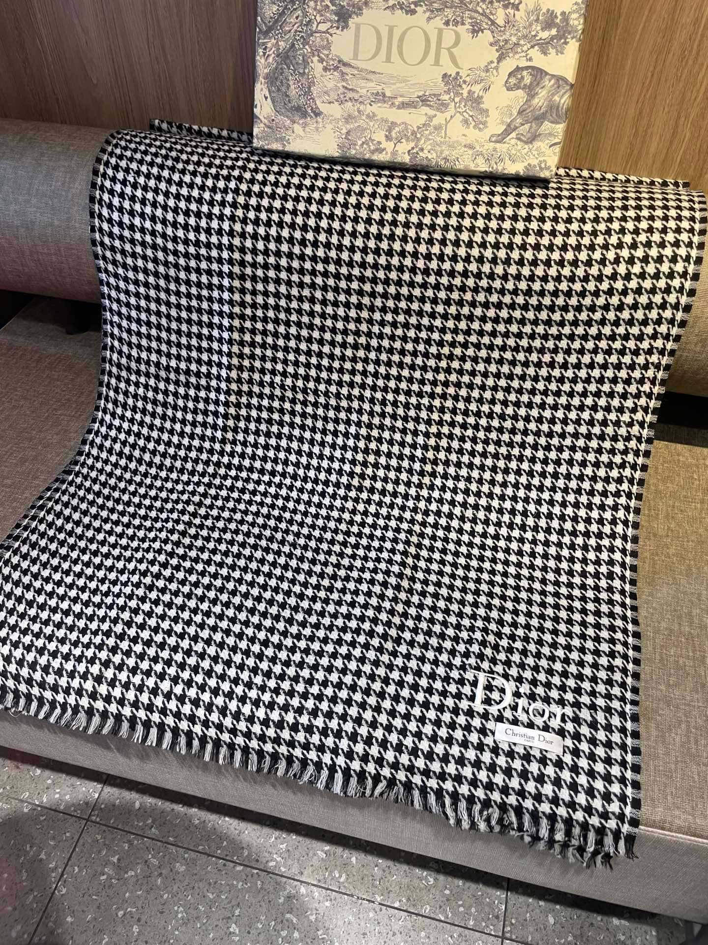 迪奥Dior尾单新款千鸟格拼色羊毛围巾，直接出欧洲的，正儿八经的正品订单…和大货一起出来，不用多流弊的文
