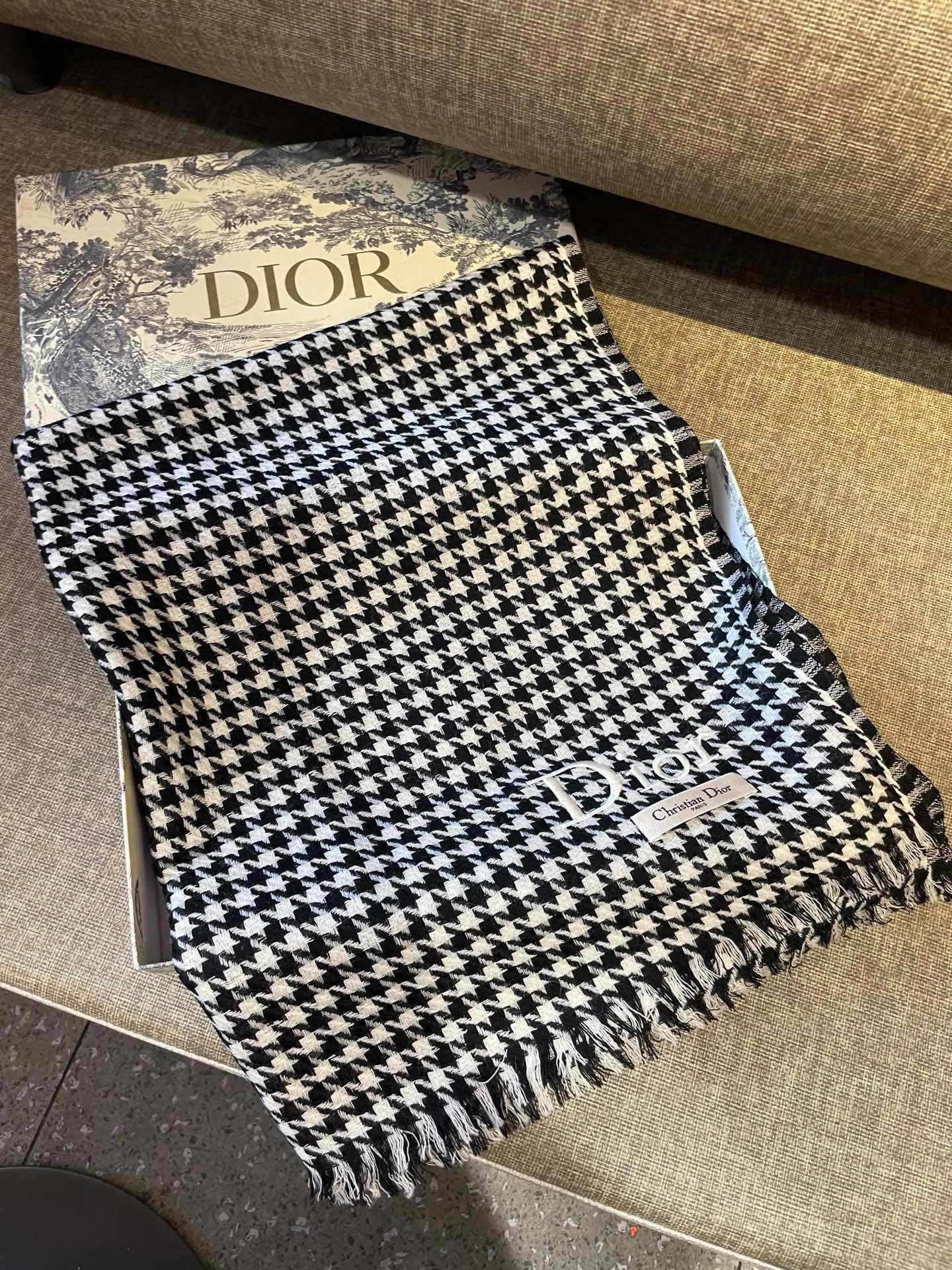 迪奥Dior尾单新款千鸟格拼色羊毛围巾，直接出欧洲的，正儿八经的正品订单…和大货一起出来，不用多流弊的文