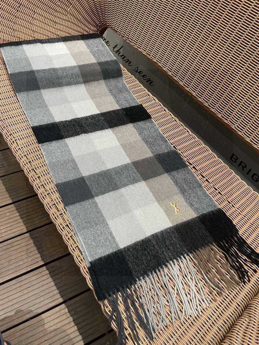 新款路易威登LV❗️羊绒方格子好看的要疯掉了👍太有型太有魅力了！！！非常斯文时尚的秋冬单品！真的很喜欢，