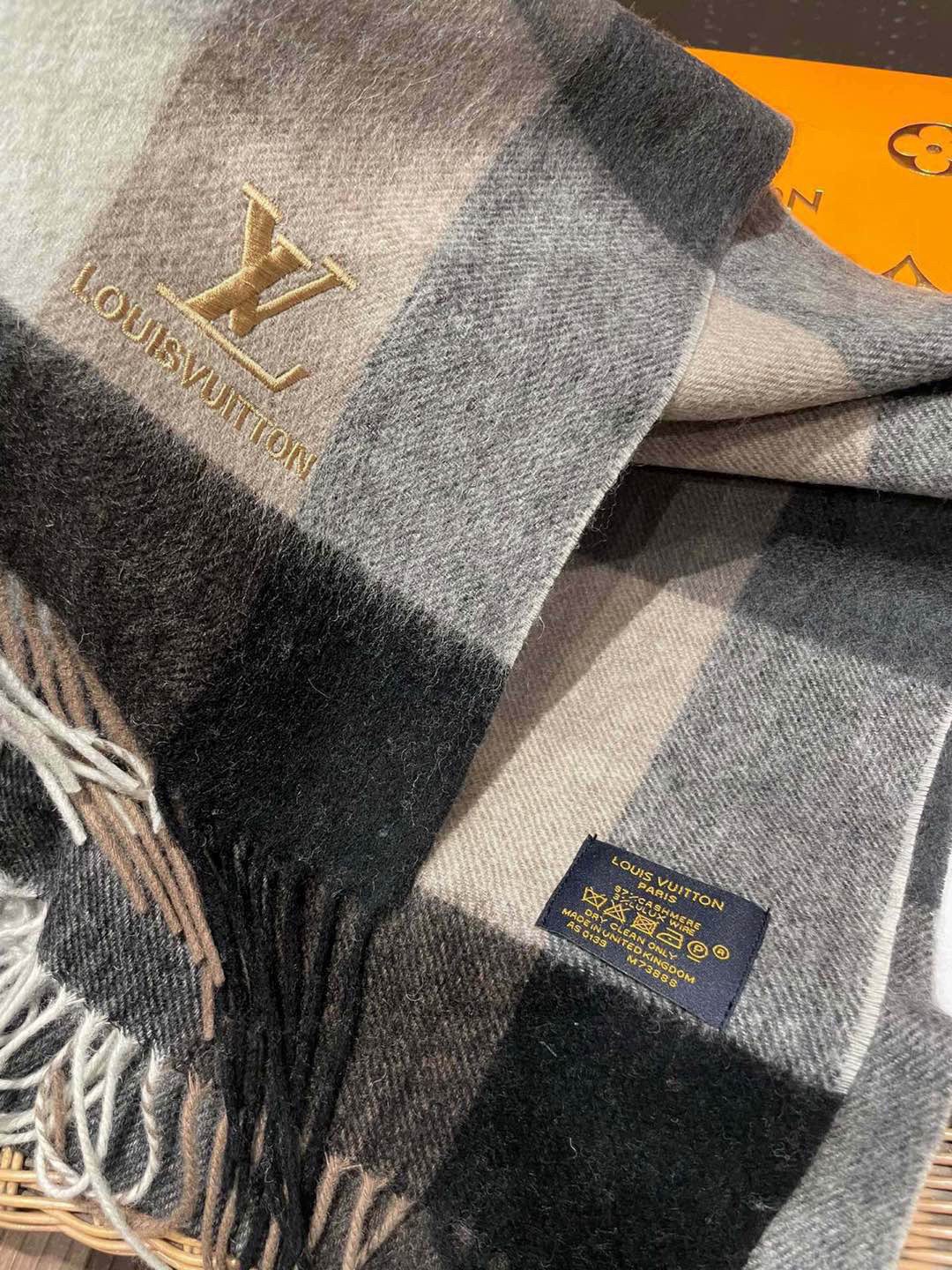 新款路易威登LV❗️羊绒方格子好看的要疯掉了👍太有型太有魅力了！！！非常斯文时尚的秋冬单品！真的很喜欢，