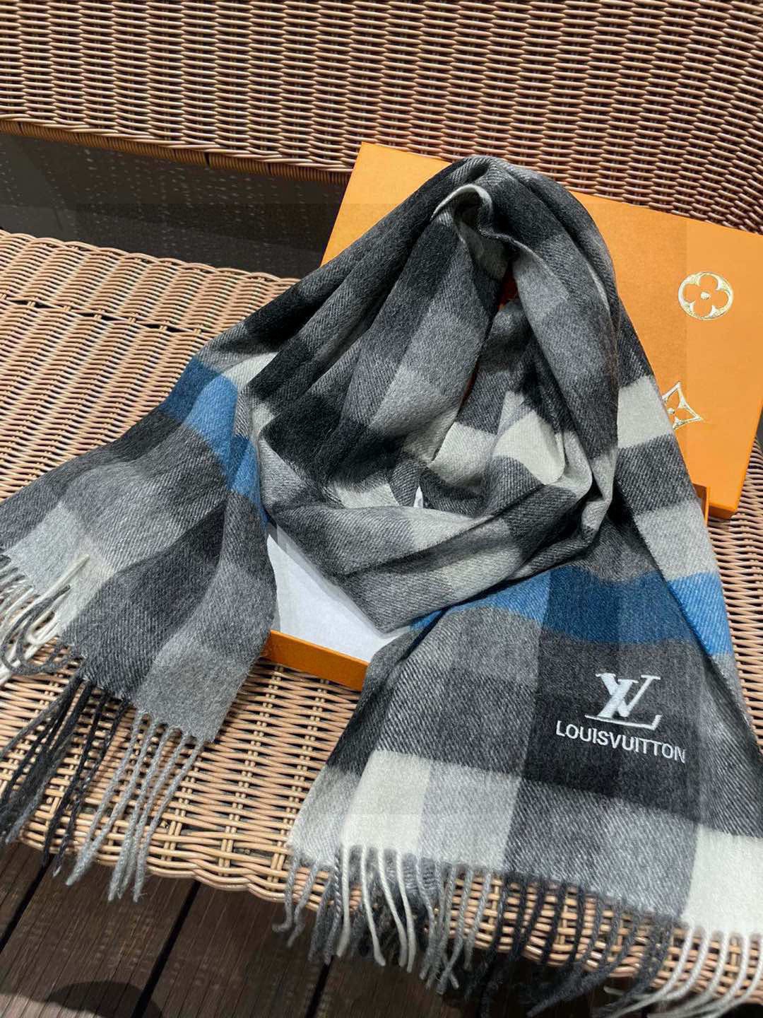 新款路易威登LV❗️羊绒方格子好看的要疯掉了👍太有型太有魅力了！！！非常斯文时尚的秋冬单品！真的很喜欢，