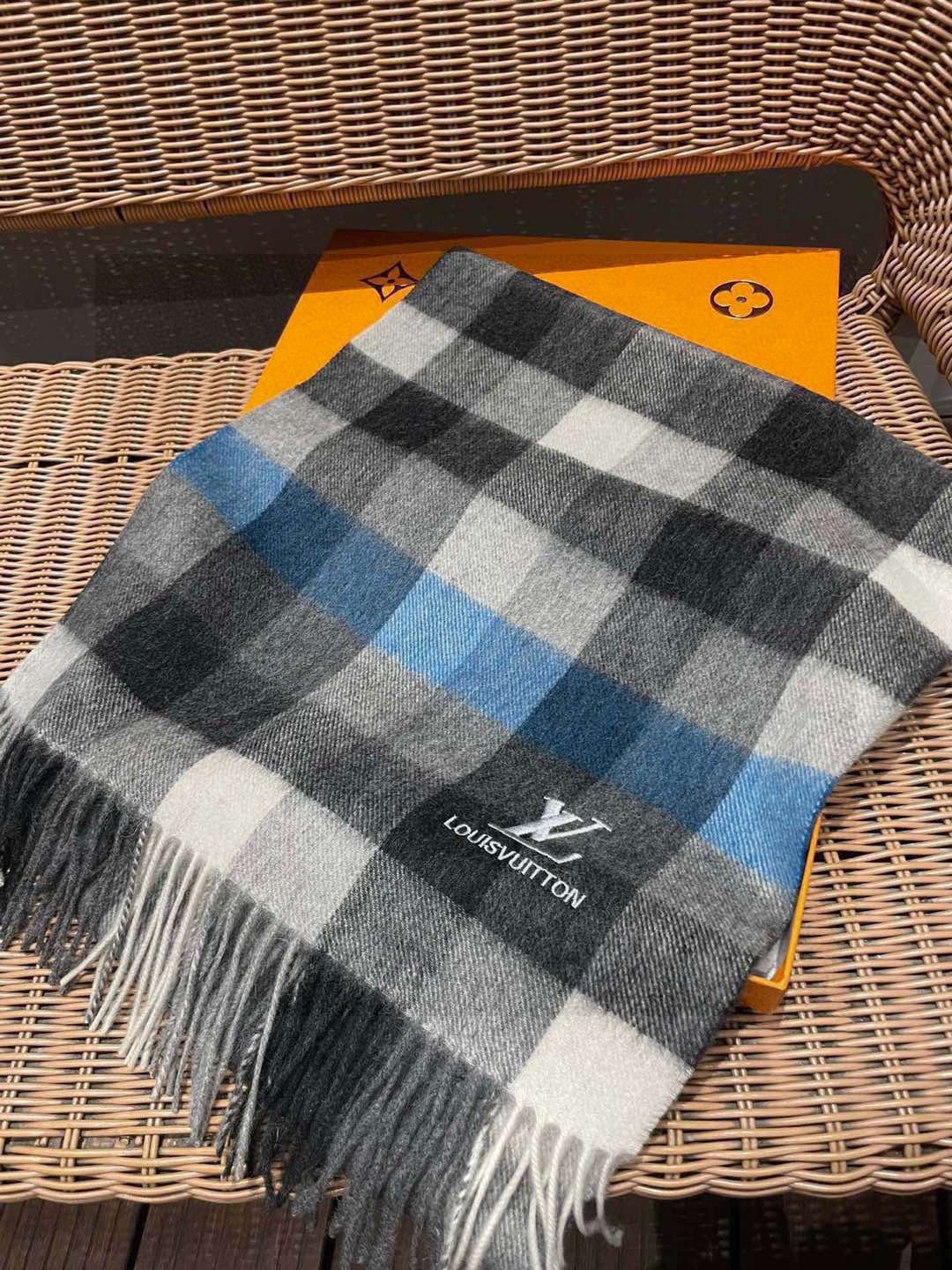 新款路易威登LV❗️羊绒方格子好看的要疯掉了👍太有型太有魅力了！！！非常斯文时尚的秋冬单品！真的很喜欢，