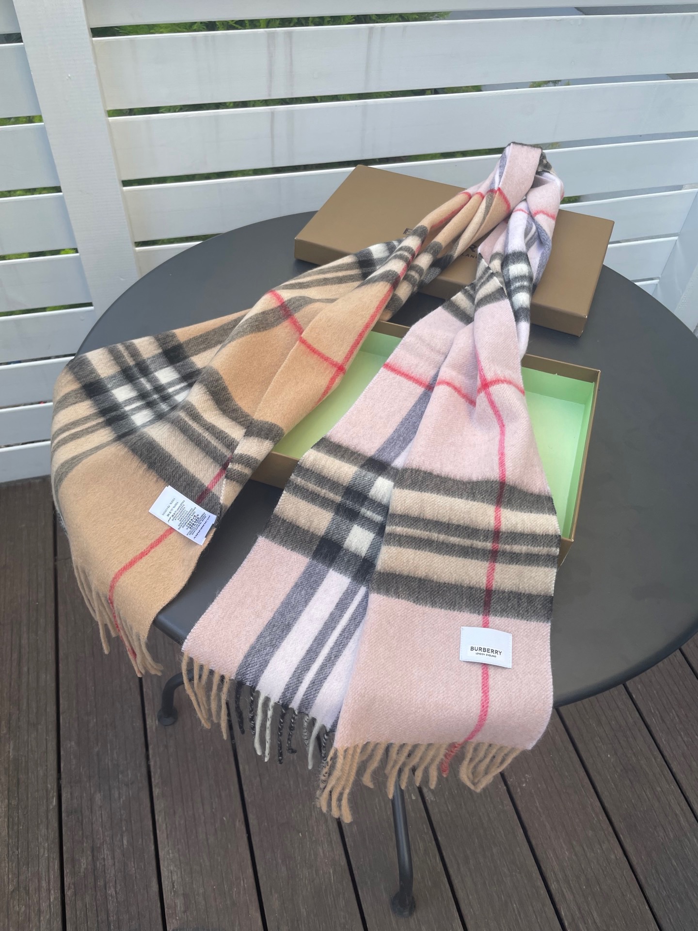 新款巴宝莉 𝐁𝐔𝐑𝐁𝐄𝐑𝐑𝐘格纹驼色拼接，B家羊绒拼色围巾奉上🈚️论男女都可用！错色搭配也是近年来的风潮