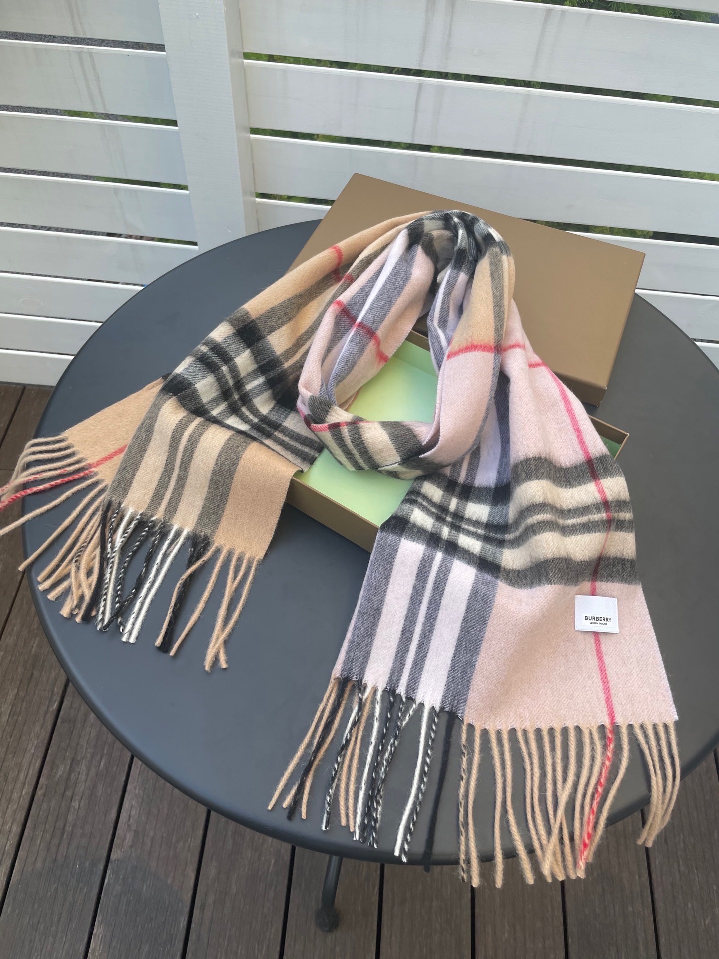 新款巴宝莉 𝐁𝐔𝐑𝐁𝐄𝐑𝐑𝐘格纹驼色拼接，B家羊绒拼色围巾奉上🈚️论男女都可用！错色搭配也是近年来的风潮