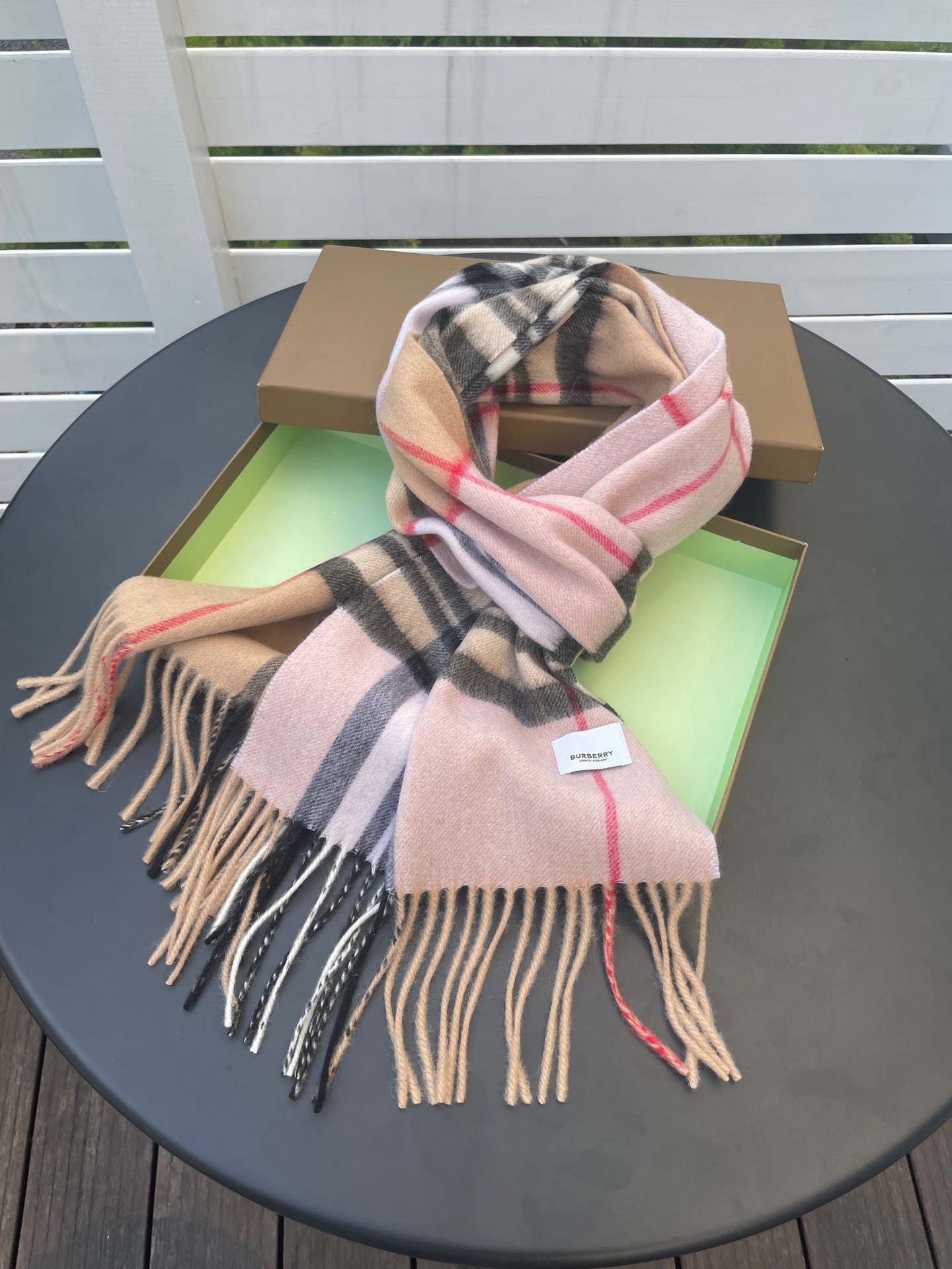 新款巴宝莉 𝐁𝐔𝐑𝐁𝐄𝐑𝐑𝐘格纹驼色拼接，B家羊绒拼色围巾奉上🈚️论男女都可用！错色搭配也是近年来的风潮