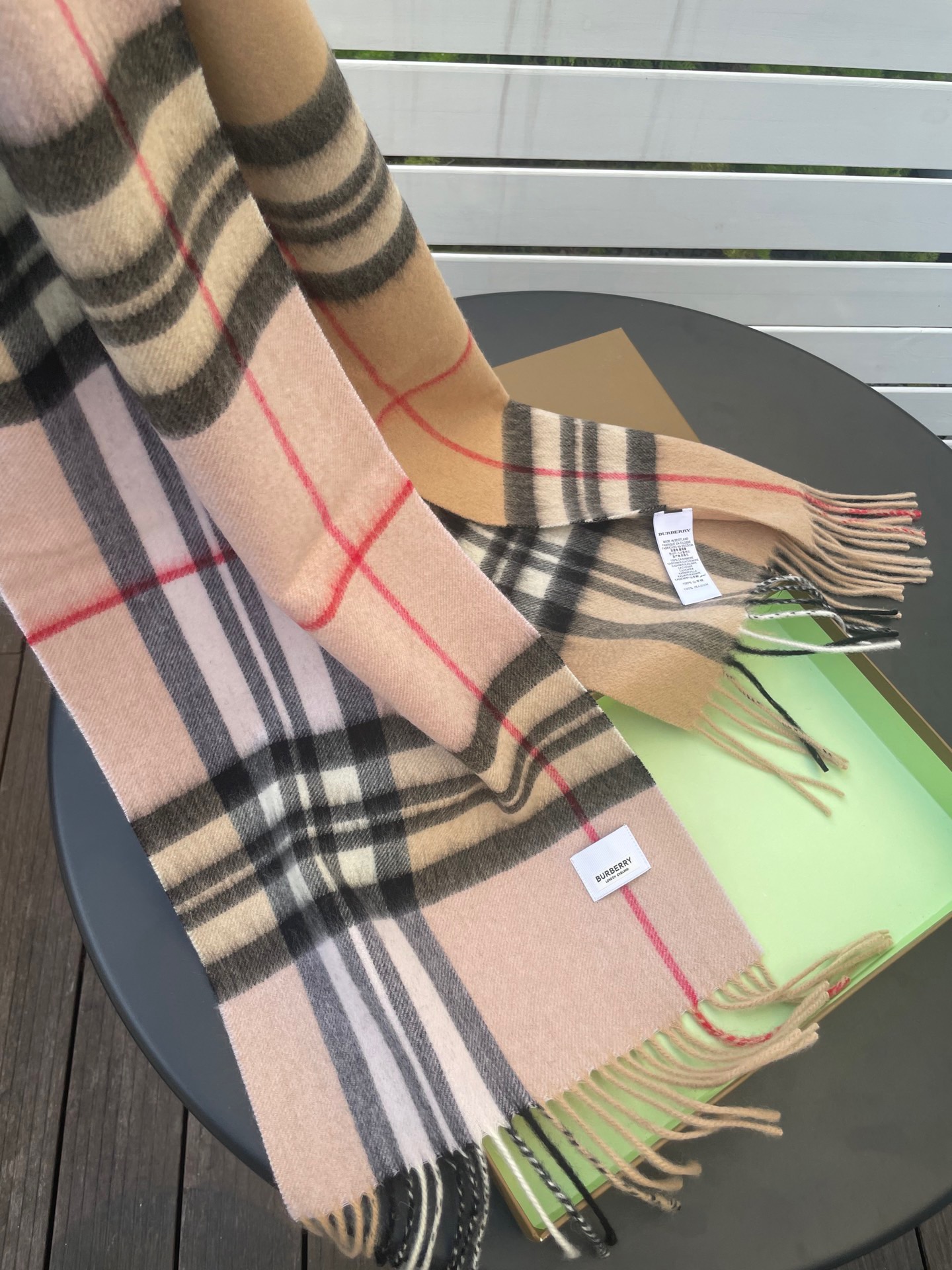 新款巴宝莉 𝐁𝐔𝐑𝐁𝐄𝐑𝐑𝐘格纹驼色拼接，B家羊绒拼色围巾奉上🈚️论男女都可用！错色搭配也是近年来的风潮