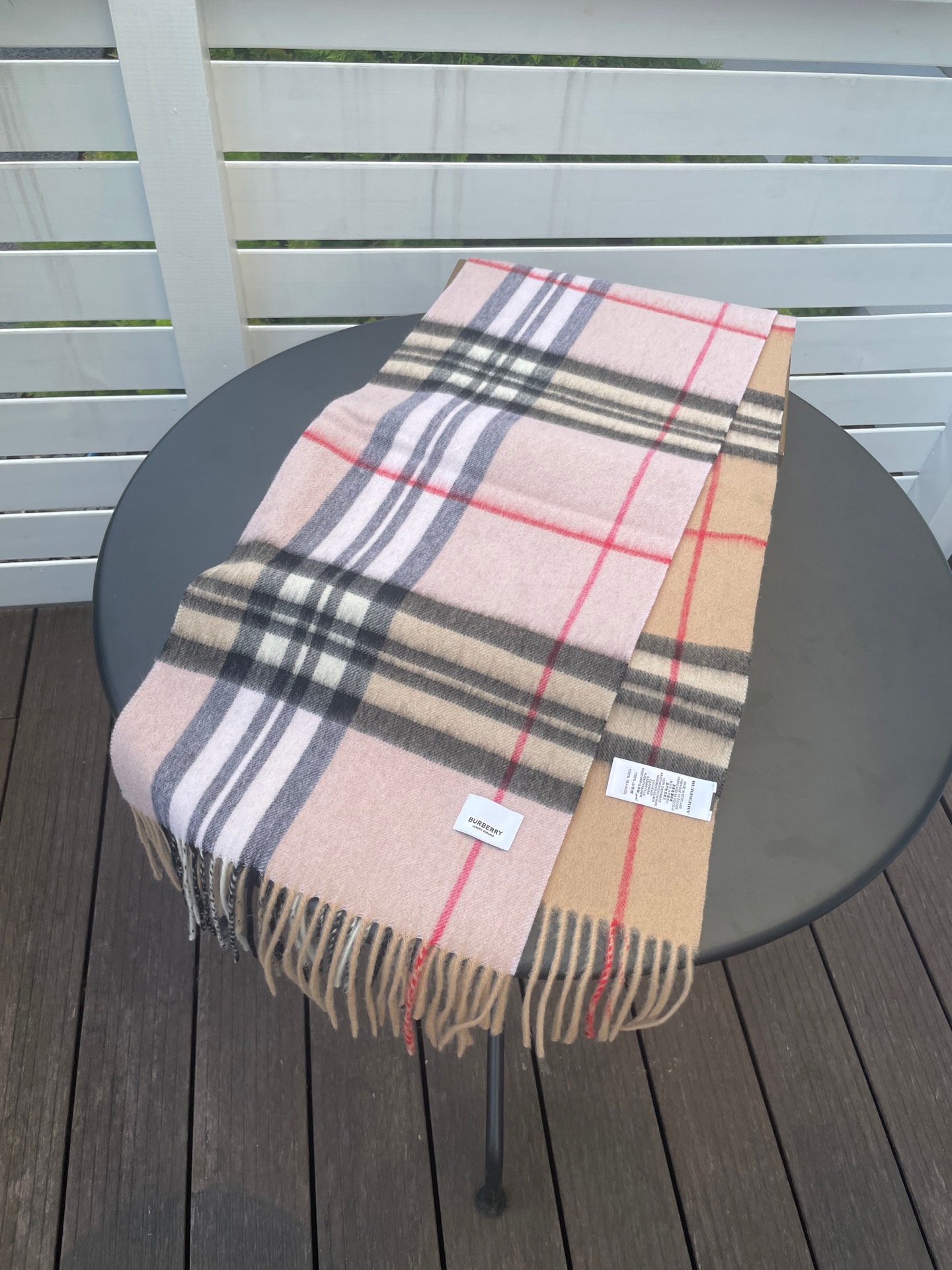 新款巴宝莉 𝐁𝐔𝐑𝐁𝐄𝐑𝐑𝐘格纹驼色拼接，B家羊绒拼色围巾奉上🈚️论男女都可用！错色搭配也是近年来的风潮