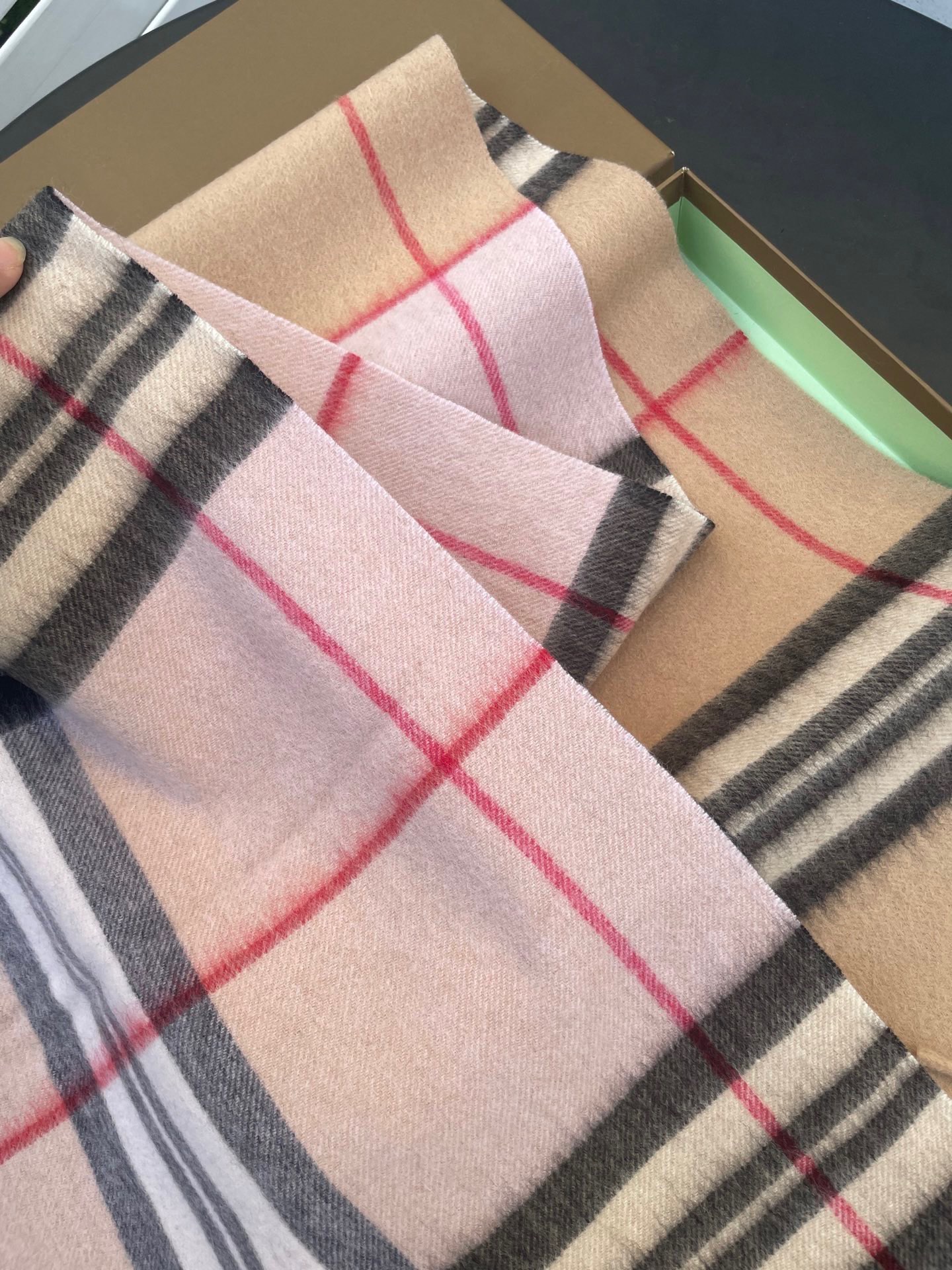 新款巴宝莉 𝐁𝐔𝐑𝐁𝐄𝐑𝐑𝐘格纹驼色拼接，B家羊绒拼色围巾奉上🈚️论男女都可用！错色搭配也是近年来的风潮