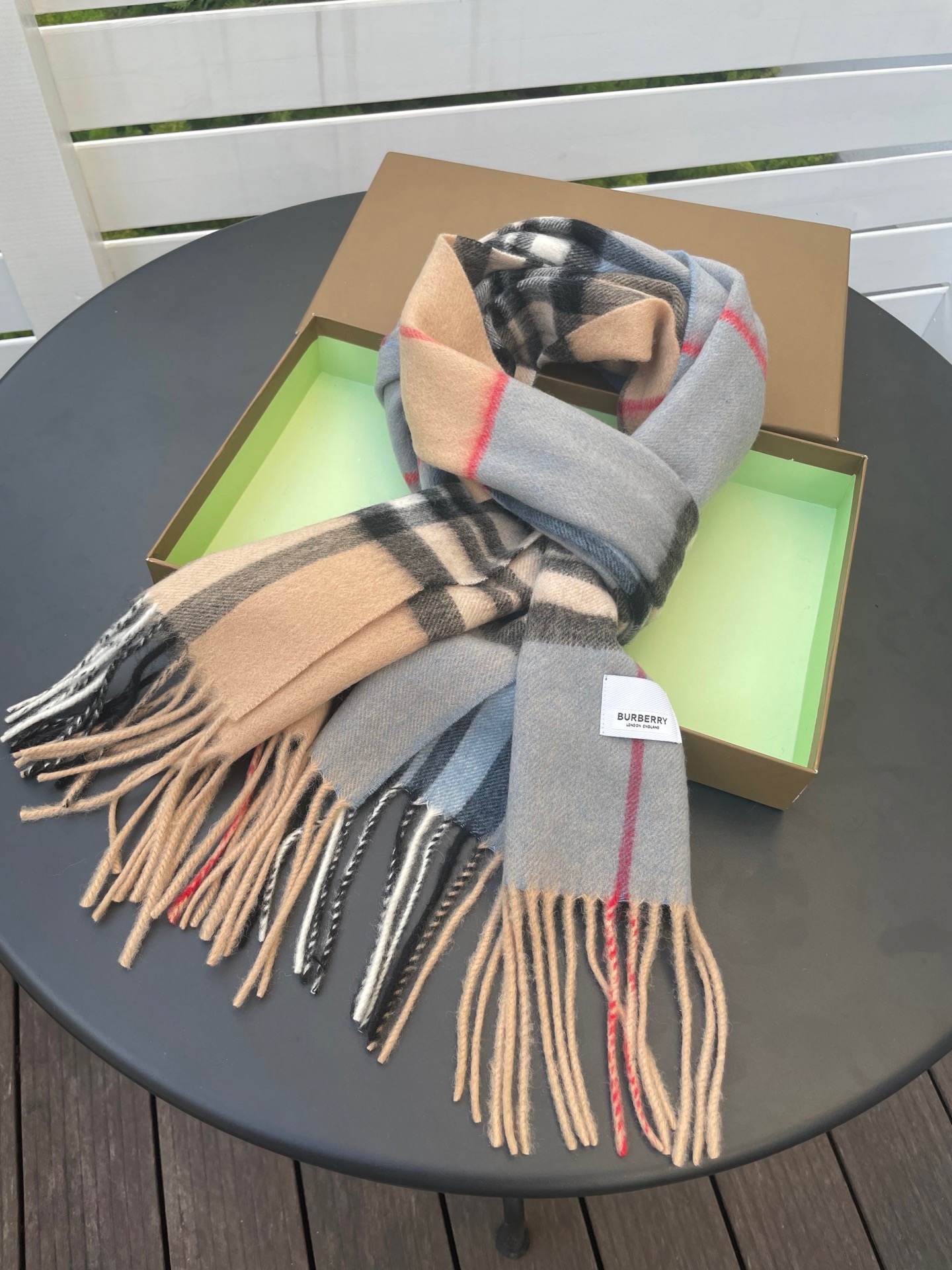 新款巴宝莉 𝐁𝐔𝐑𝐁𝐄𝐑𝐑𝐘格纹驼色拼接，B家羊绒拼色围巾奉上🈚️论男女都可用！错色搭配也是近年来的风潮