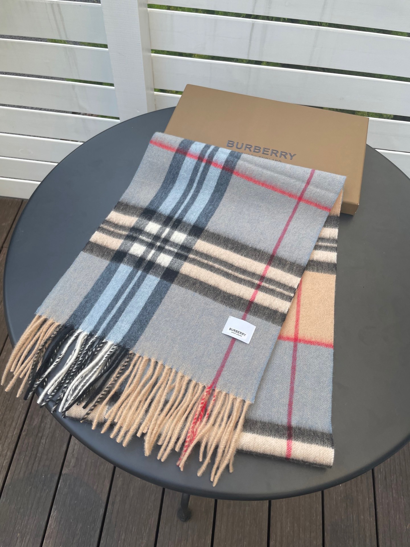 新款巴宝莉 𝐁𝐔𝐑𝐁𝐄𝐑𝐑𝐘格纹驼色拼接，B家羊绒拼色围巾奉上🈚️论男女都可用！错色搭配也是近年来的风潮