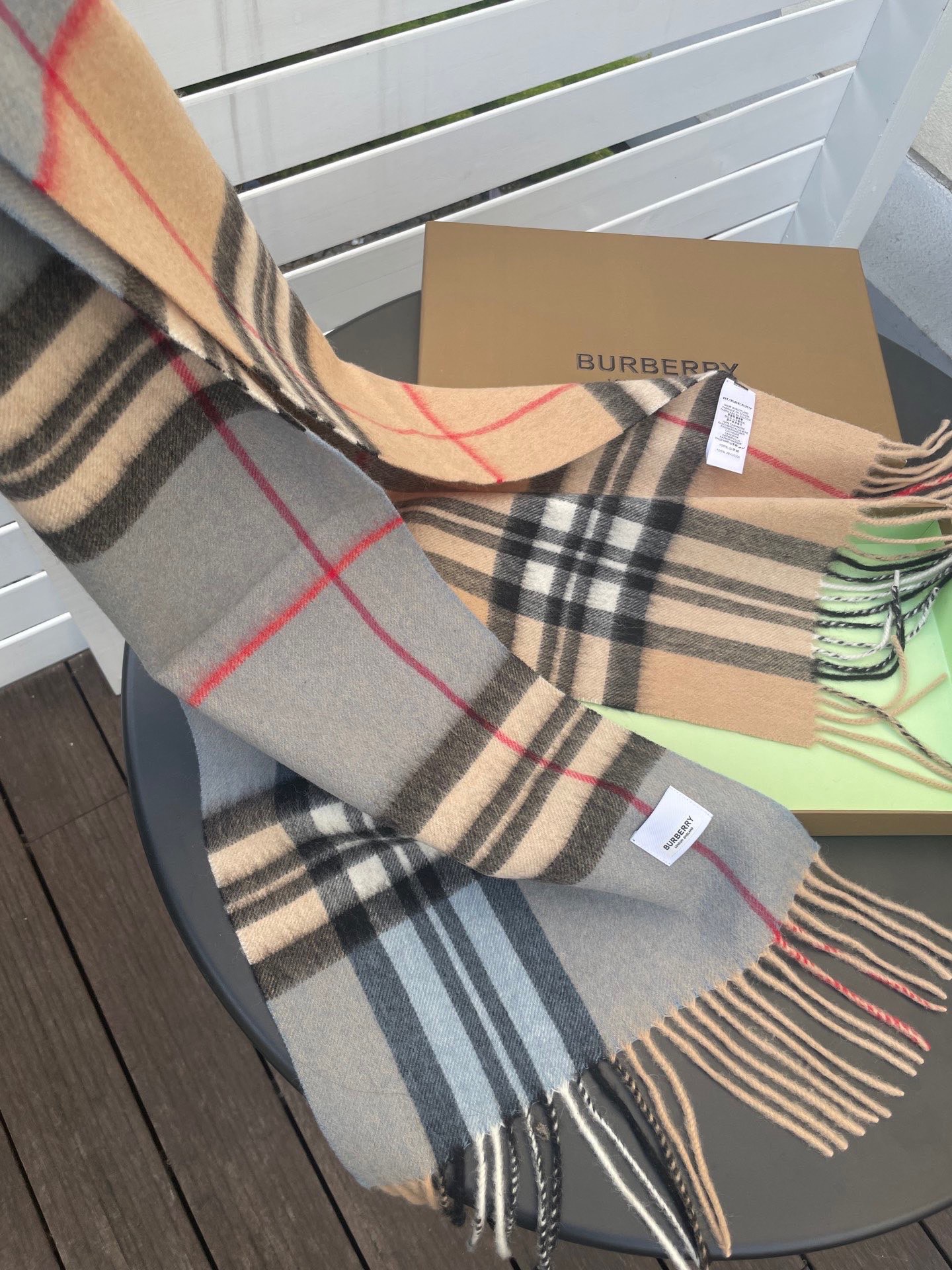 新款巴宝莉 𝐁𝐔𝐑𝐁𝐄𝐑𝐑𝐘格纹驼色拼接，B家羊绒拼色围巾奉上🈚️论男女都可用！错色搭配也是近年来的风潮