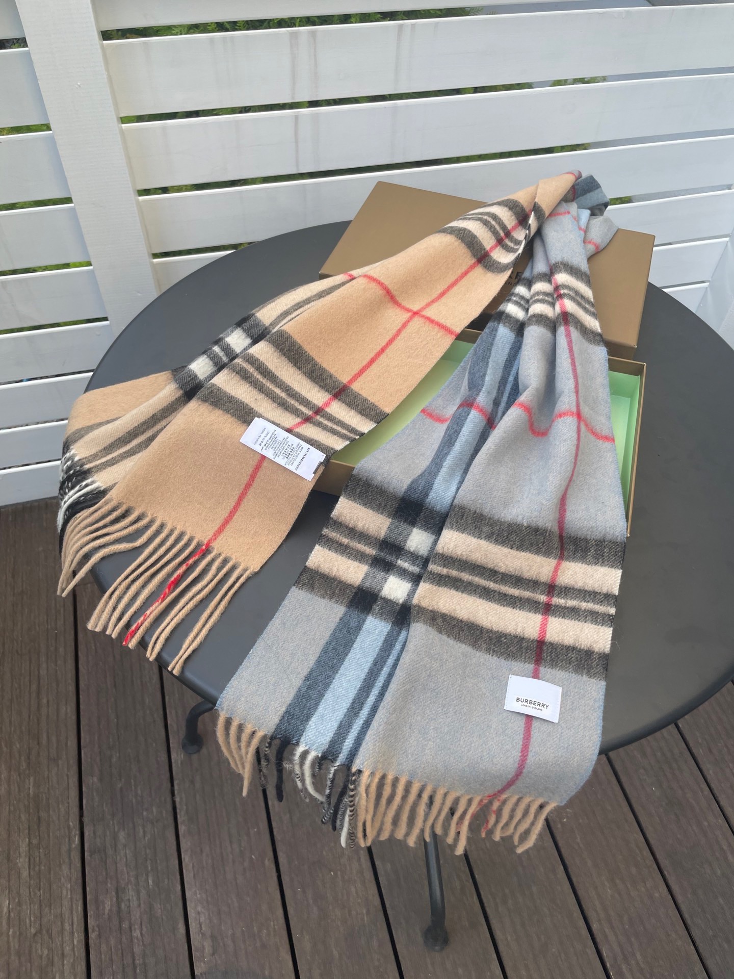 新款巴宝莉 𝐁𝐔𝐑𝐁𝐄𝐑𝐑𝐘格纹驼色拼接，B家羊绒拼色围巾奉上🈚️论男女都可用！错色搭配也是近年来的风潮