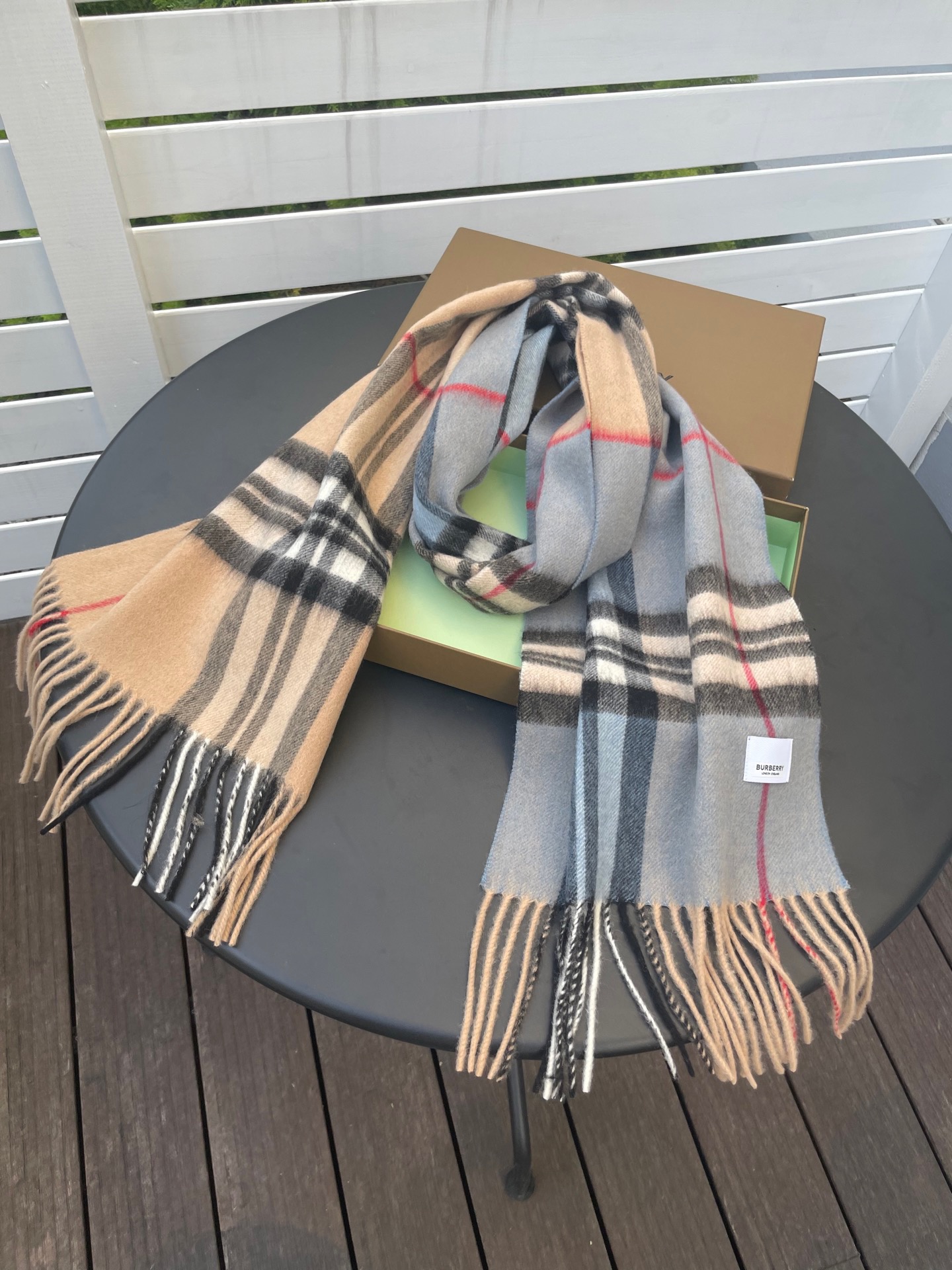 新款巴宝莉 𝐁𝐔𝐑𝐁𝐄𝐑𝐑𝐘格纹驼色拼接，B家羊绒拼色围巾奉上🈚️论男女都可用！错色搭配也是近年来的风潮