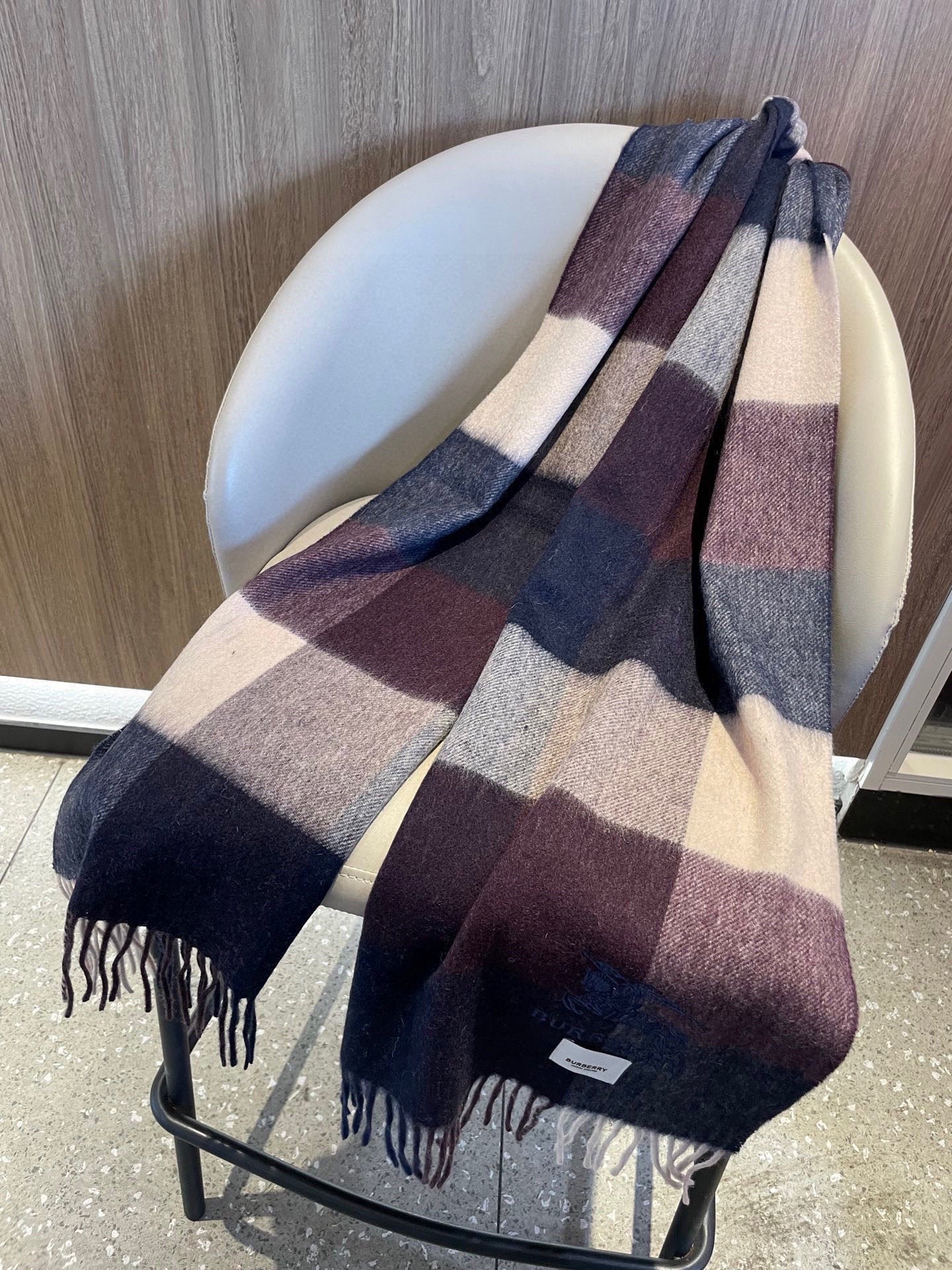 新款巴宝莉男士格子高级货❗️设计风格采用格子纹图案，带有品牌标志性的骑士纹章刺绣和“BURBERRY”标