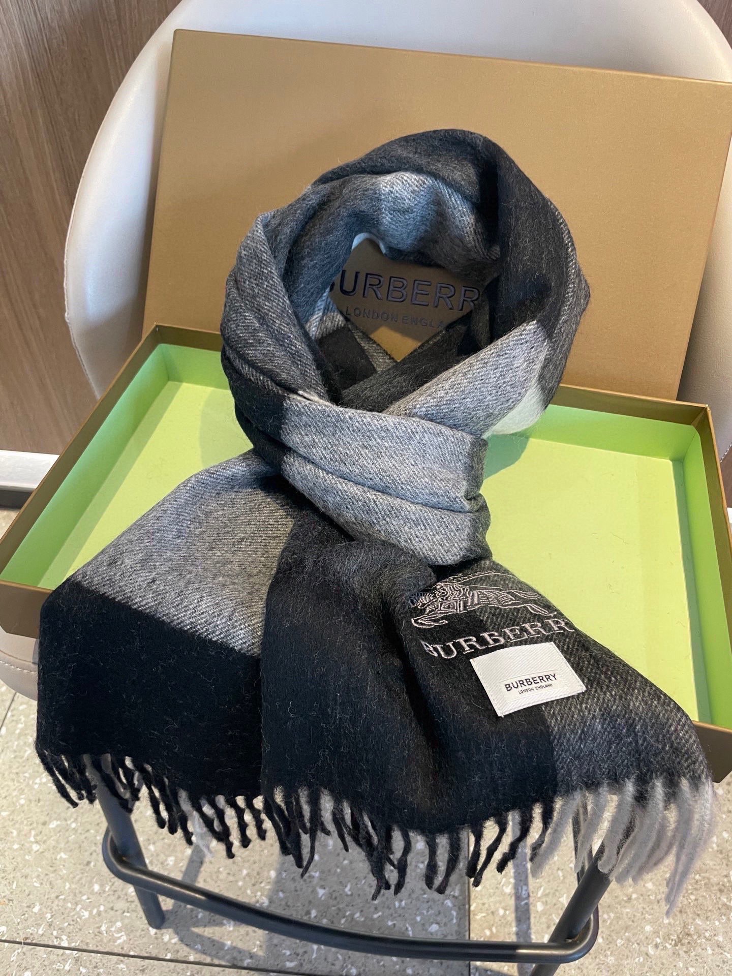 新款巴宝莉男士格子高级货❗️设计风格采用格子纹图案，带有品牌标志性的骑士纹章刺绣和“BURBERRY”标