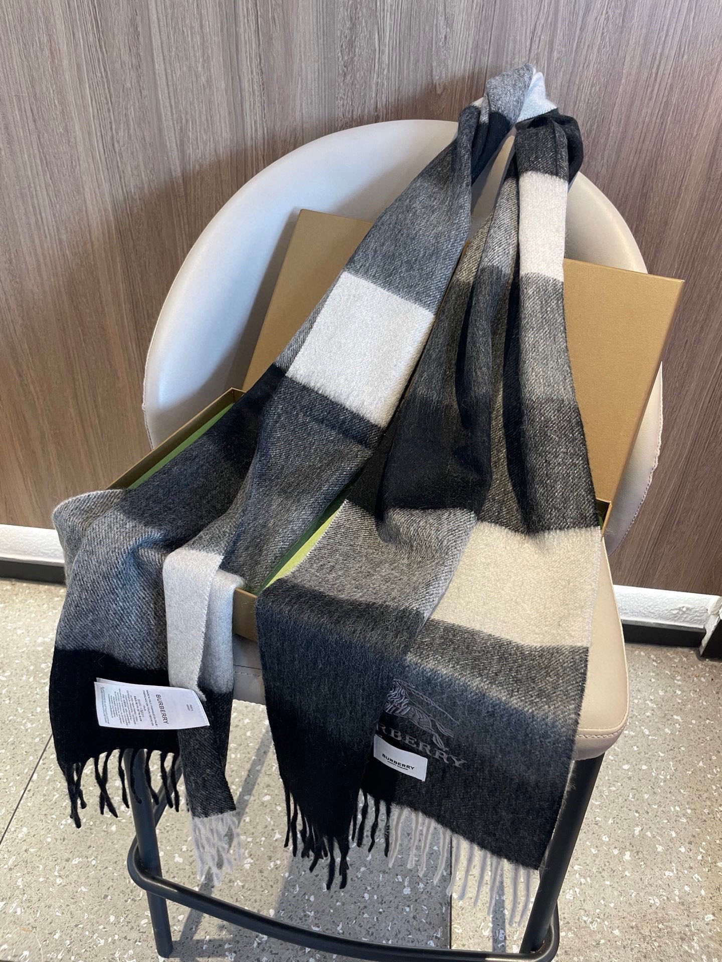 新款巴宝莉男士格子高级货❗️设计风格采用格子纹图案，带有品牌标志性的骑士纹章刺绣和“BURBERRY”标