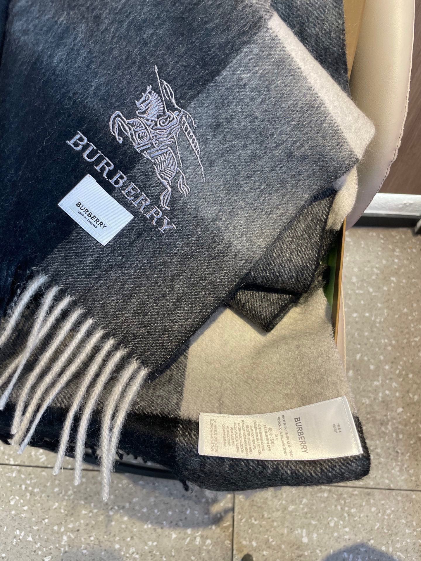 新款巴宝莉男士格子高级货❗️设计风格采用格子纹图案，带有品牌标志性的骑士纹章刺绣和“BURBERRY”标