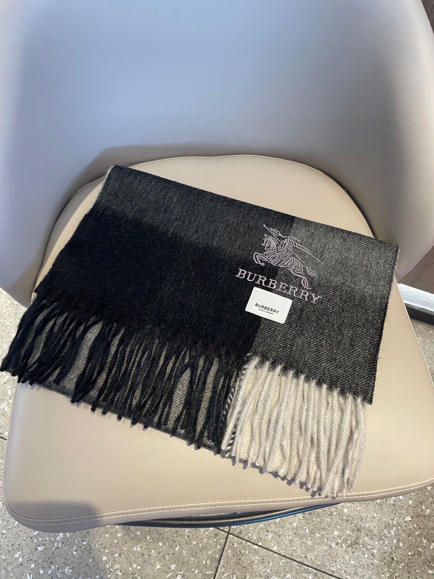 新款巴宝莉男士格子高级货❗️设计风格采用格子纹图案，带有品牌标志性的骑士纹章刺绣和“BURBERRY”标