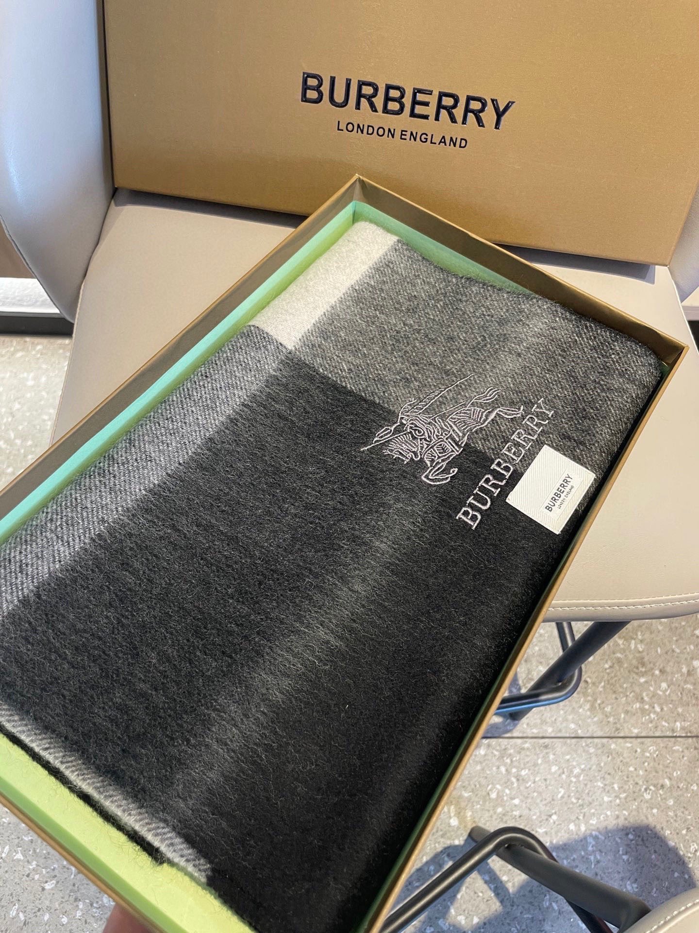 新款巴宝莉男士格子高级货❗️设计风格采用格子纹图案，带有品牌标志性的骑士纹章刺绣和“BURBERRY”标