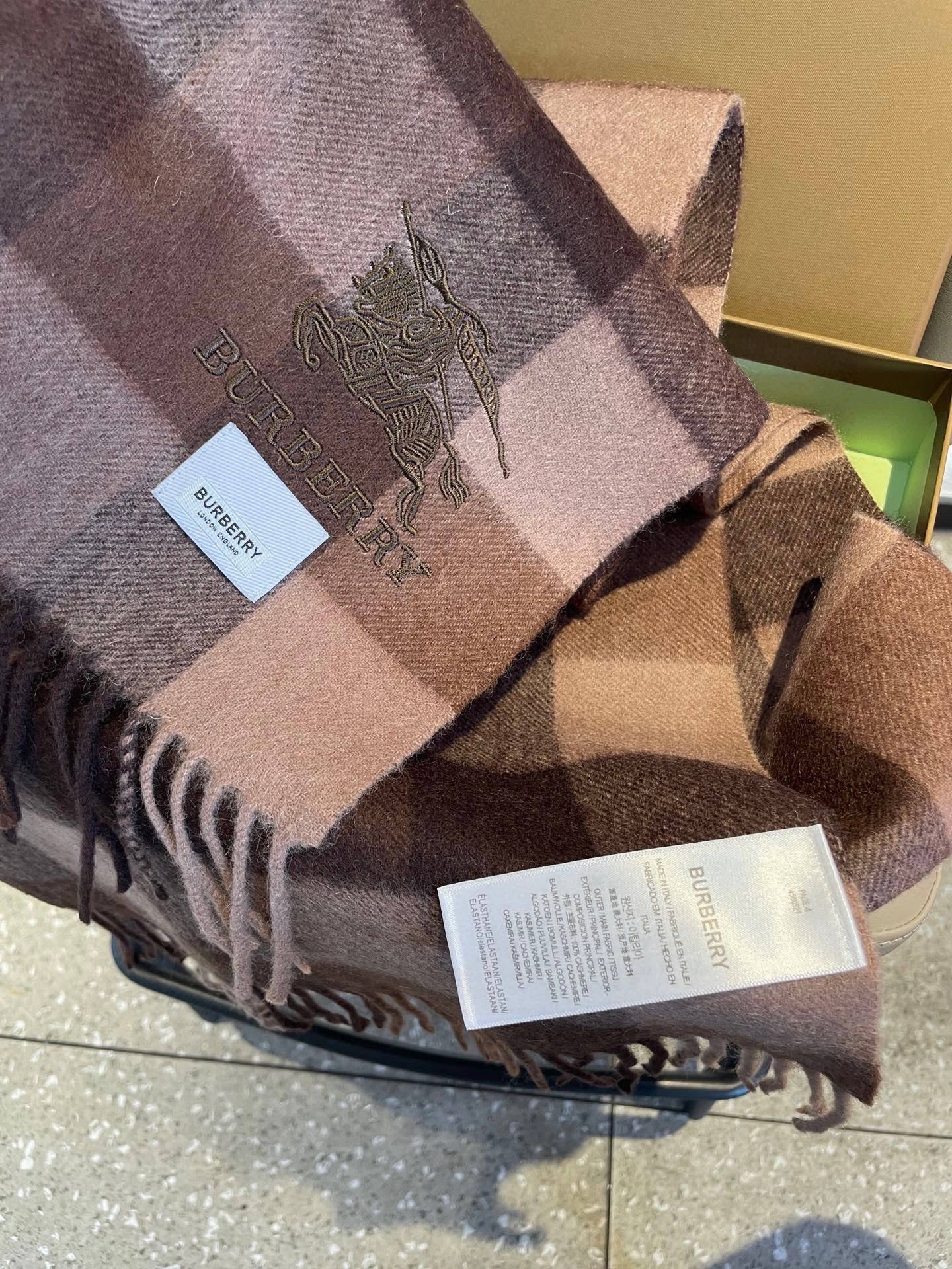新款巴宝莉男士格子高级货❗️设计风格采用格子纹图案，带有品牌标志性的骑士纹章刺绣和“BURBERRY”标