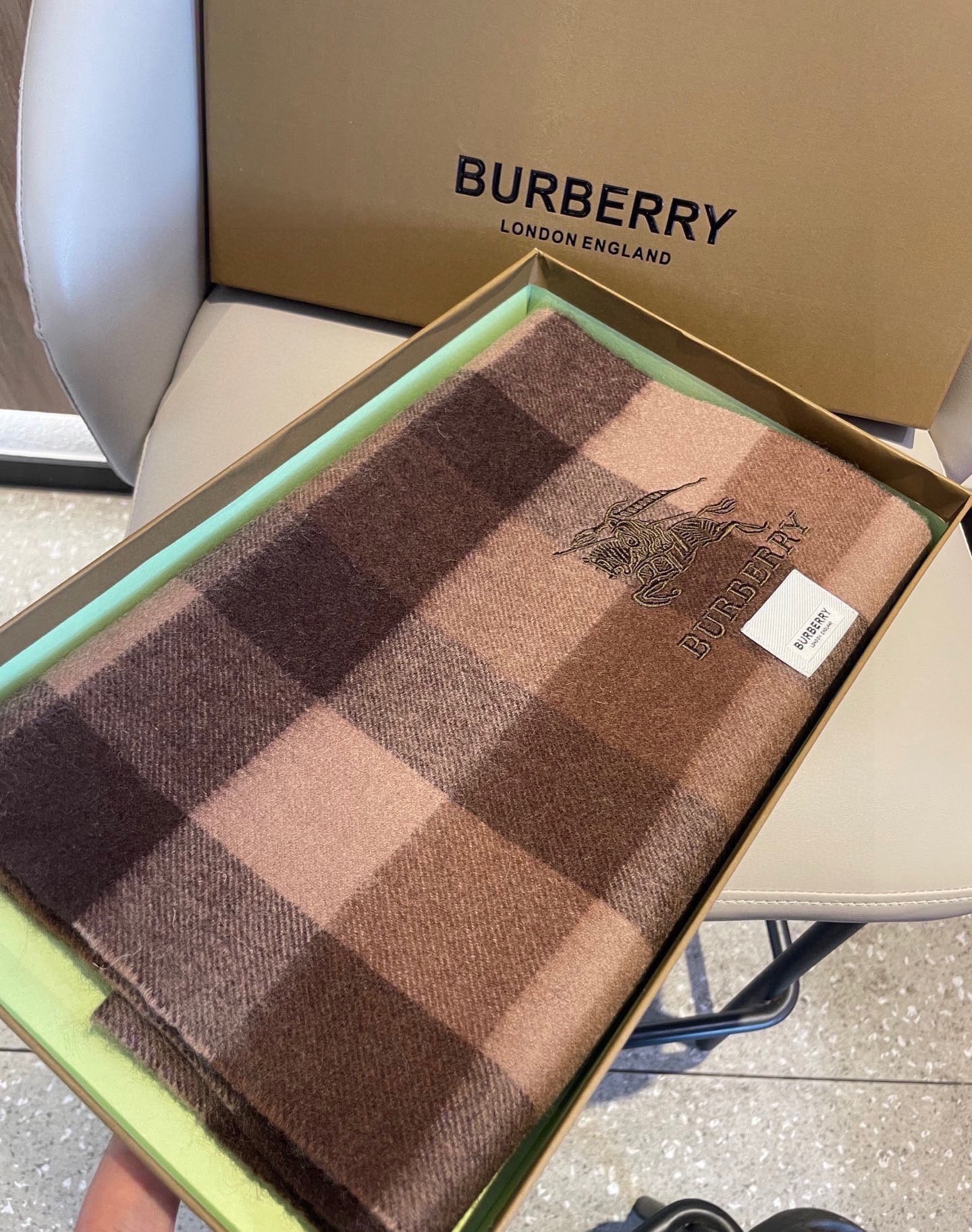 新款巴宝莉男士格子高级货❗️设计风格采用格子纹图案，带有品牌标志性的骑士纹章刺绣和“BURBERRY”标