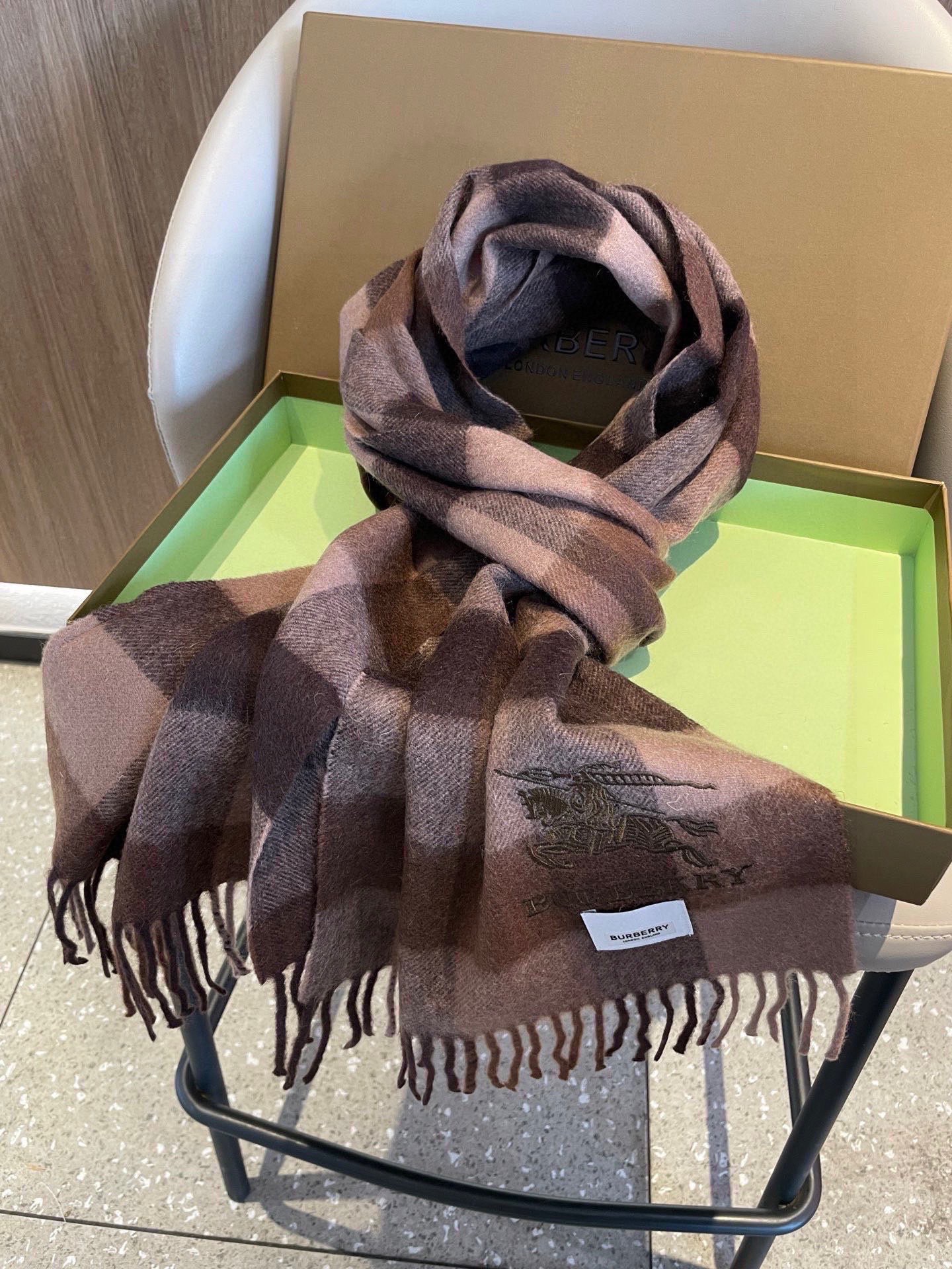 新款巴宝莉男士格子高级货❗️设计风格采用格子纹图案，带有品牌标志性的骑士纹章刺绣和“BURBERRY”标