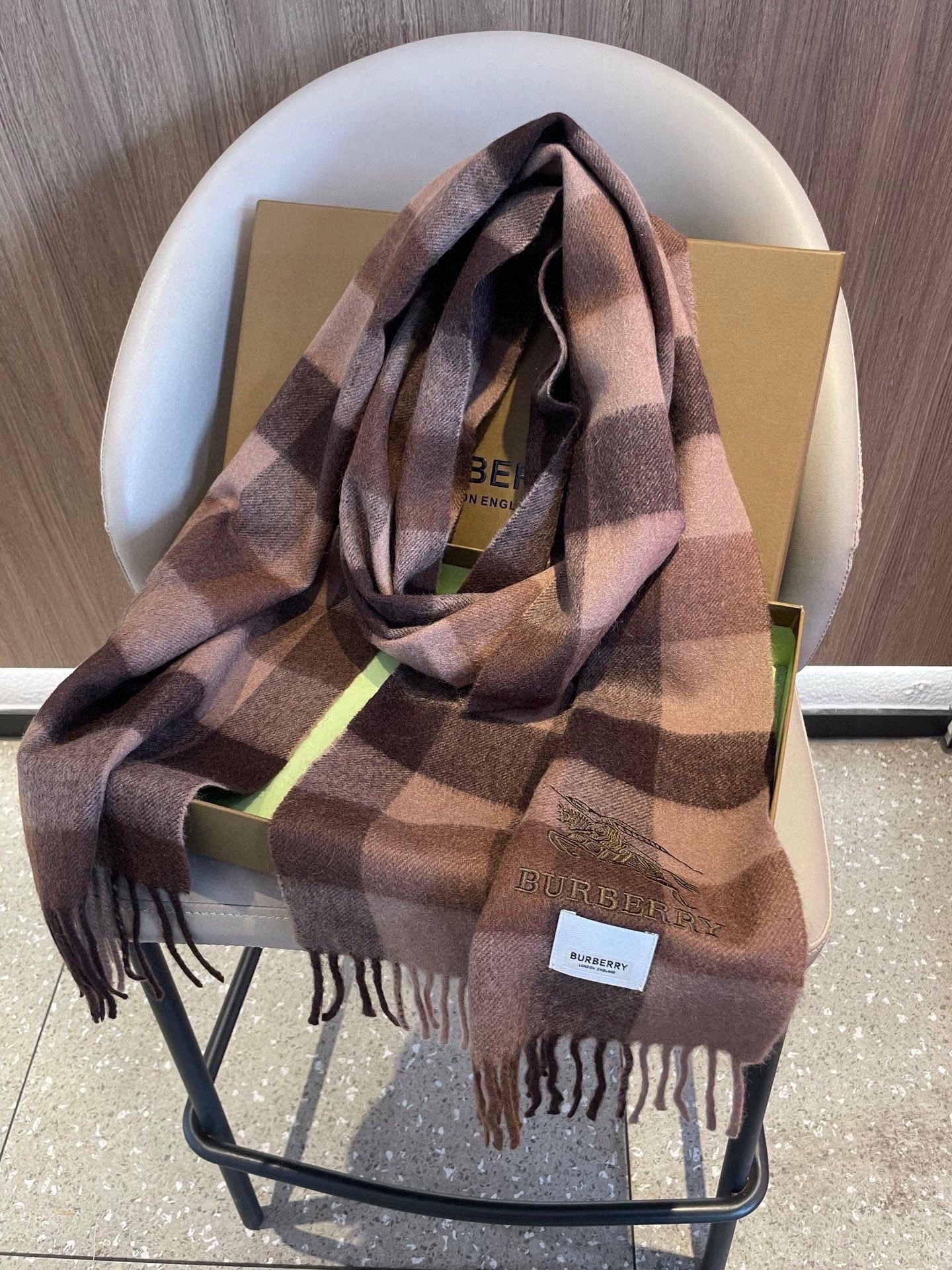 新款巴宝莉男士格子高级货❗️设计风格采用格子纹图案，带有品牌标志性的骑士纹章刺绣和“BURBERRY”标