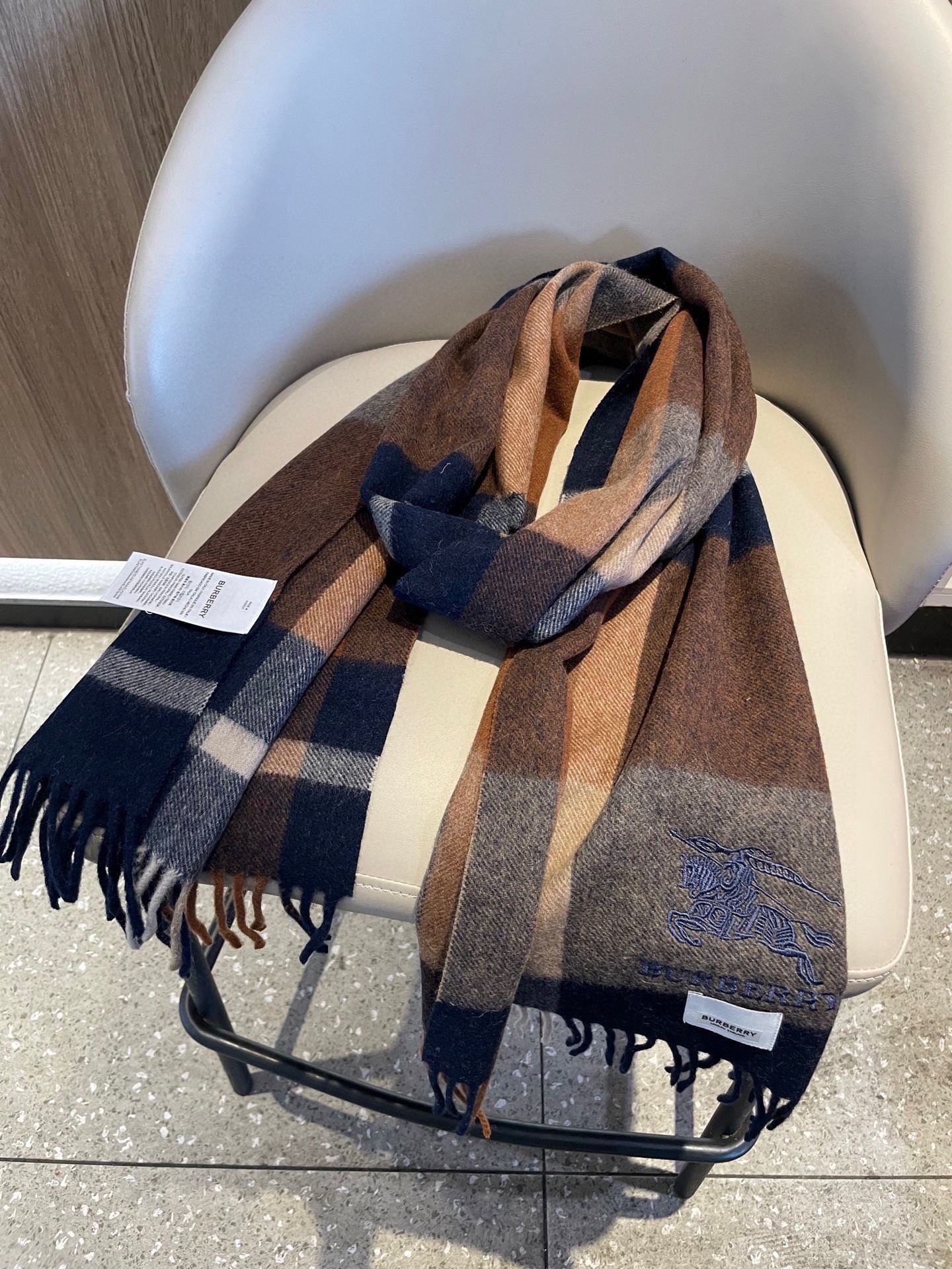 新款巴宝莉男士格子高级货❗️设计风格采用格子纹图案，带有品牌标志性的骑士纹章刺绣和“BURBERRY”标