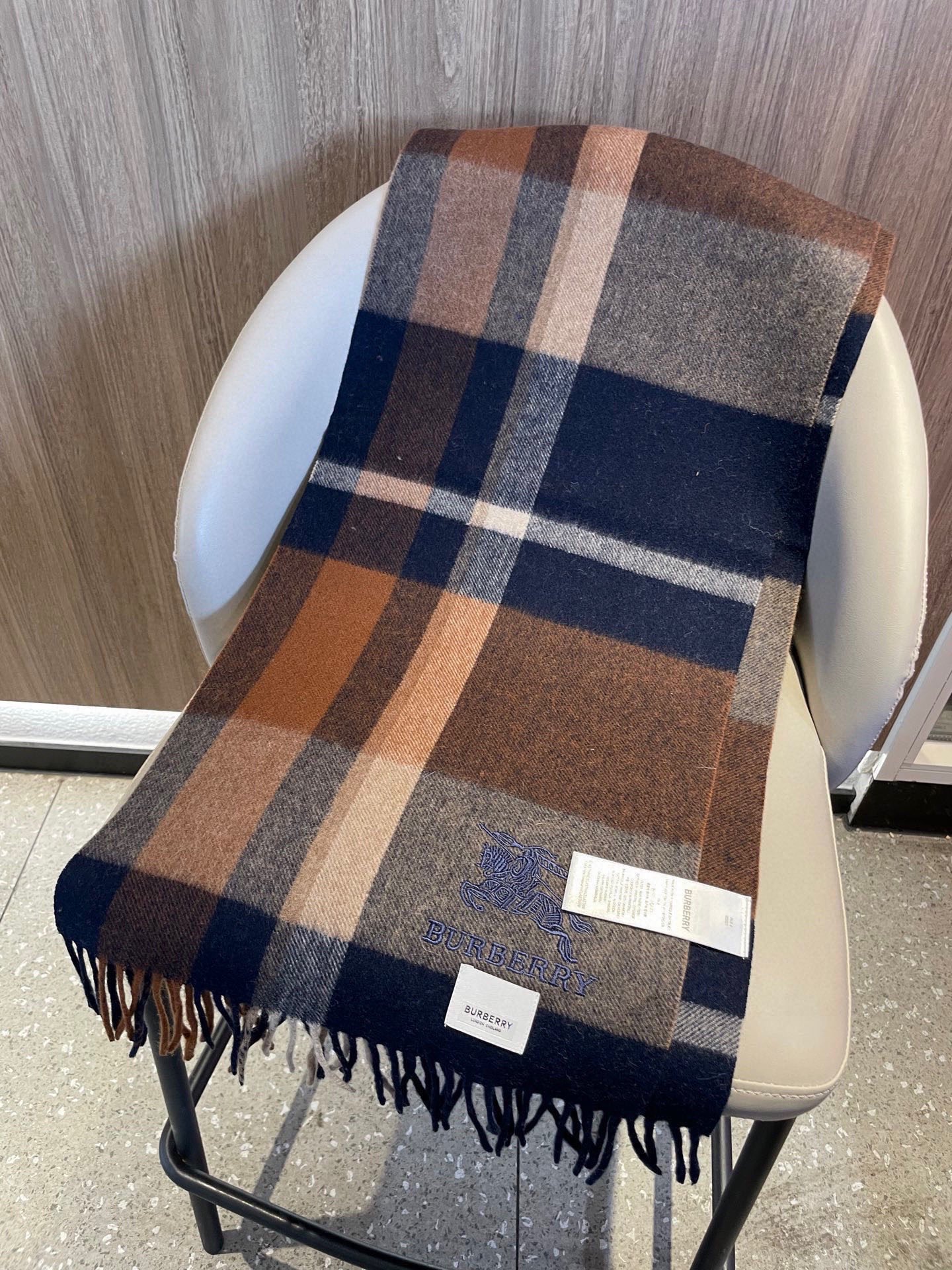 新款巴宝莉男士格子高级货❗️设计风格采用格子纹图案，带有品牌标志性的骑士纹章刺绣和“BURBERRY”标