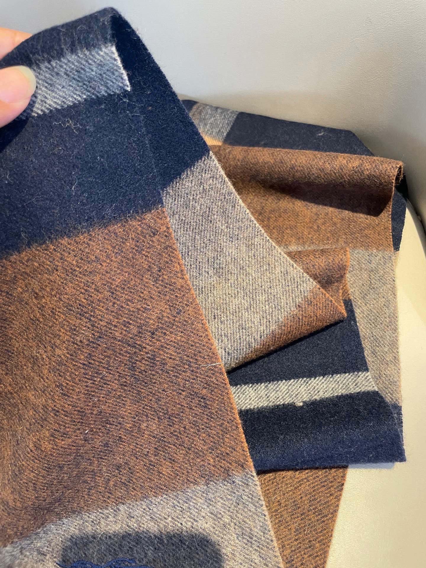 新款巴宝莉男士格子高级货❗️设计风格采用格子纹图案，带有品牌标志性的骑士纹章刺绣和“BURBERRY”标